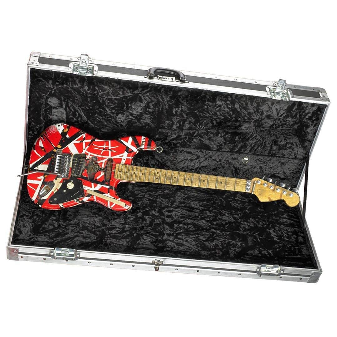 のインスタグラム：「Today we're reflecting on the life and musical legacy of Edward “Eddie” Van Halen. He was a self-taught performer whose colorful, virtuosic style made him one of the premier guitarists of his generation, as well as one of the most emulated musicians in rock history.   The Dutch American artist performed on this guitar, while on tour in the 2000s, before donating it to our museum. The instrument is a replica of his famous "Frankenstein"—a hand-assembled guitar that combined a Fender Stratocaster-shaped body with parts from various other instruments that he picked up and tried out while constantly tinkering with it during the mid-1970s and early 1980s.   During a visit to the museum in 2015, Eddie Van Halen gave us new insights into how experimentation and innovation shaped every aspect of his musical career, from his favorite instrument to how he held a guitar. Follow the link in our bio to read the story: s.si.edu/3d3jSxv」