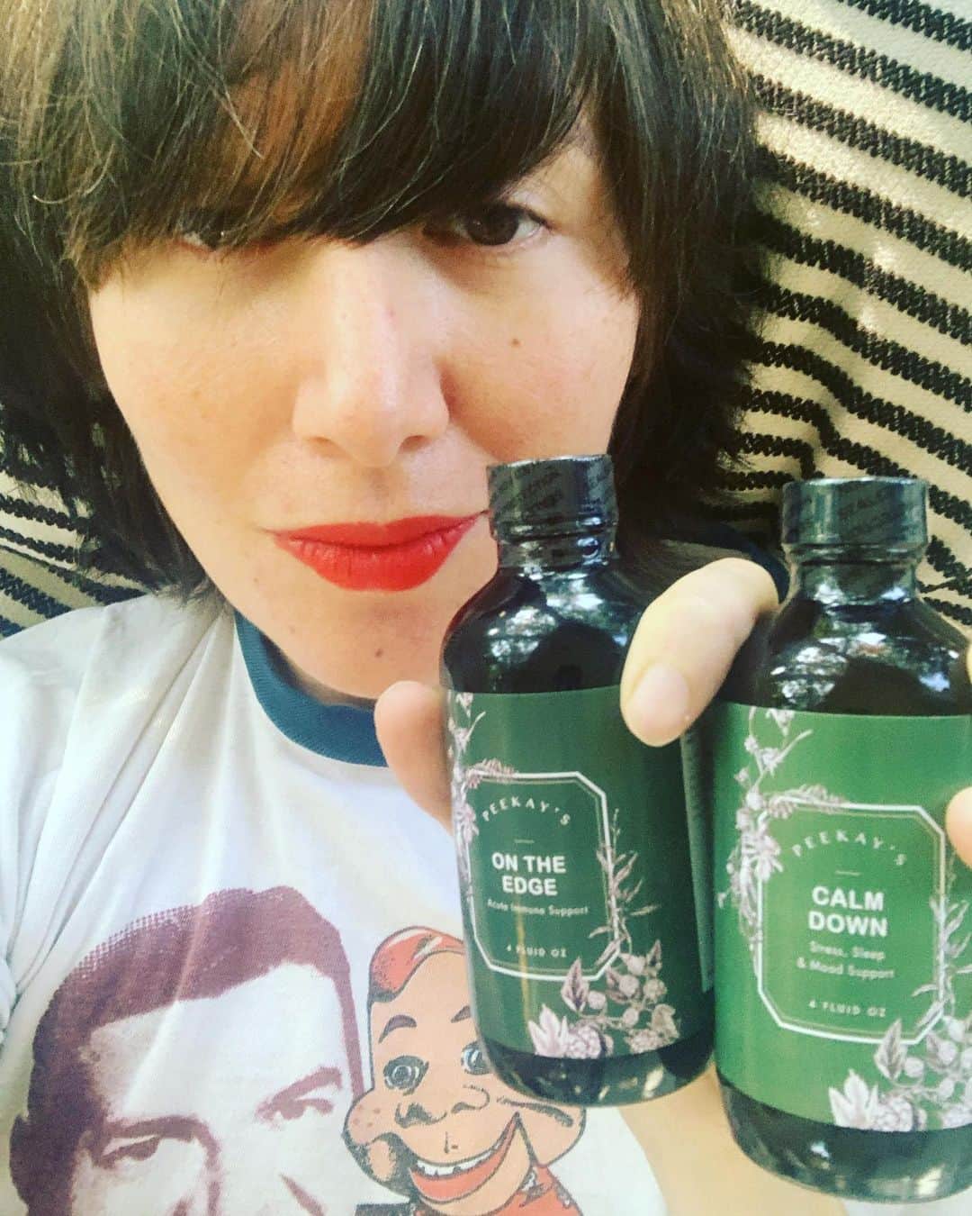 Karen Oのインスタグラム：「You might not know this but I’m reeeally into wellness and especially these days so I wanted to tip you off on a potion ➡️ On the Edge ⬅️ has brought me back from being on the edge of getting sick countless times and I’ve got a preschooler y’all so that’s no joke.  @peekaysherbs are p.o.t.e.n.t. Paul and Mia are uh-mazing they have an acupuncture/herbalist practice in NYC that has seen me through my many ailments over the years and now Paul’s golden elixirs are available to all 🙌 worth every penny-timing couldn’t be better-for the fall and winter bugs- during a pandemic- stay well!✨✨✨💗」