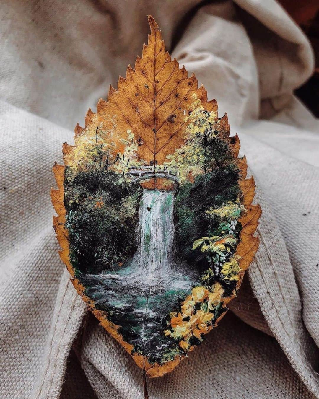 Portlandさんのインスタグラム写真 - (PortlandInstagram)「This leaf art got us FALLING for Multnomah Falls! 🍁💛Just 40 mins outside of Portland, you can see this bucket list destination for yourself. NOTE: Due to COVID-19 & social distancing protocols, you must purchase tickets online ($1 non-refundable) at least one day in advance.  - 📷: @andressapoti  🎨: @artandatlas  #Portland #PDX #OregonNW #MultnomahFalls」10月7日 9時01分 - portland