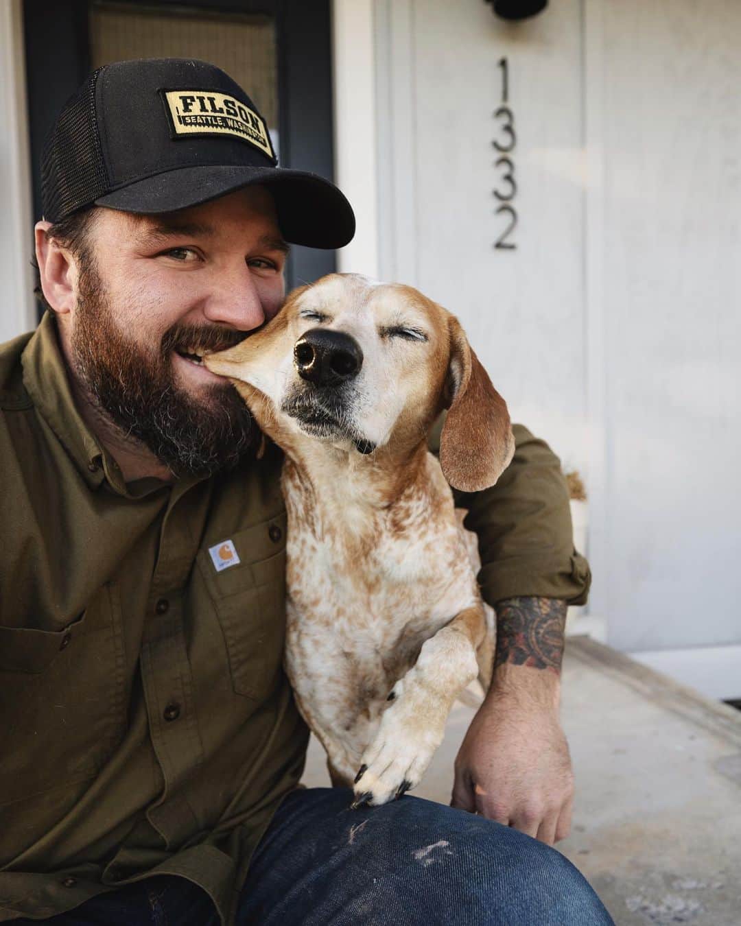 マディのインスタグラム：「Does anyone else do this to their dogs cheeks?」