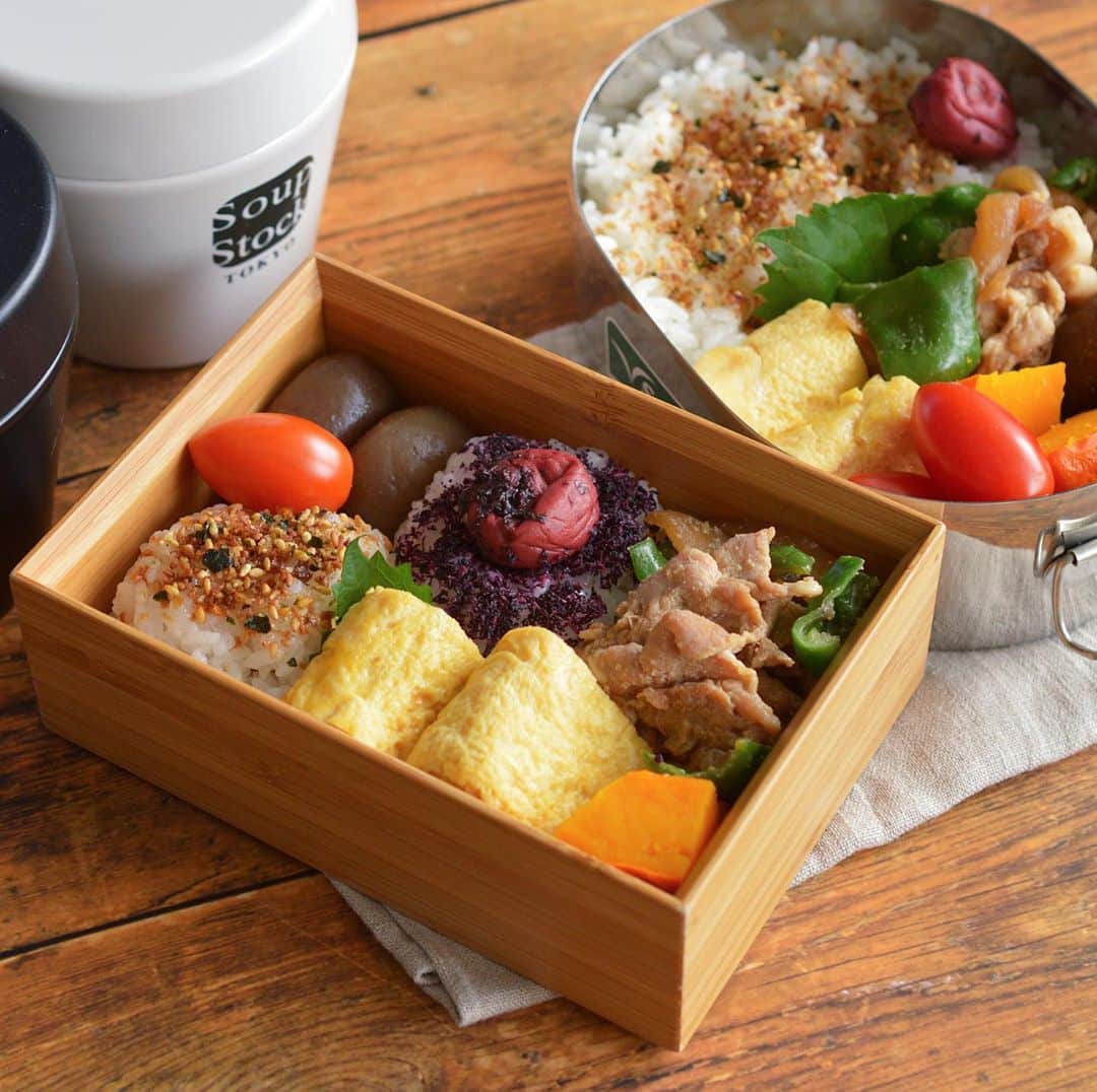 yukiyoのインスタグラム：「2020.10.7* ・ 今日のお弁当 ・ ☀︎今日は新米☀︎ゆかり、金ゴマかつおふりかけおむすび 出汁巻 生姜焼き 玉こんにゃく煮 塩で煮たかぼちゃ ミニトマト ・ お湯を入れるお味噌汁付き ・ ・ スニーカーはずっとナイキのコルテッツで たまにはニューバランスとか 他のちょっとお洒落なやつ履いてみたいんだけど みんなが履いてるのがなんていうモデルか解らず 結局またナイキを買ってしまうという… ・ ・ #知ってる人教えてー ・ #ハンドクリームはとりあえずコーセーのコエンリッチQ10シリーズのを買ってみた ・ #以下２つお昼に追加 #新米のお弁当めちゃくちゃ美味い #今朝の炊き立てを超える ・ #お弁当 #obento #bento #lunch #lunchbox #onthetable #japanesefood #暮らし #曲げわっぱ #lin_stagrammer #ロカリ #おうちごはんLover #マカロニメイト #IGersJP #おむすび #おにぎり #フーディーテーブル #OnigiriAction」