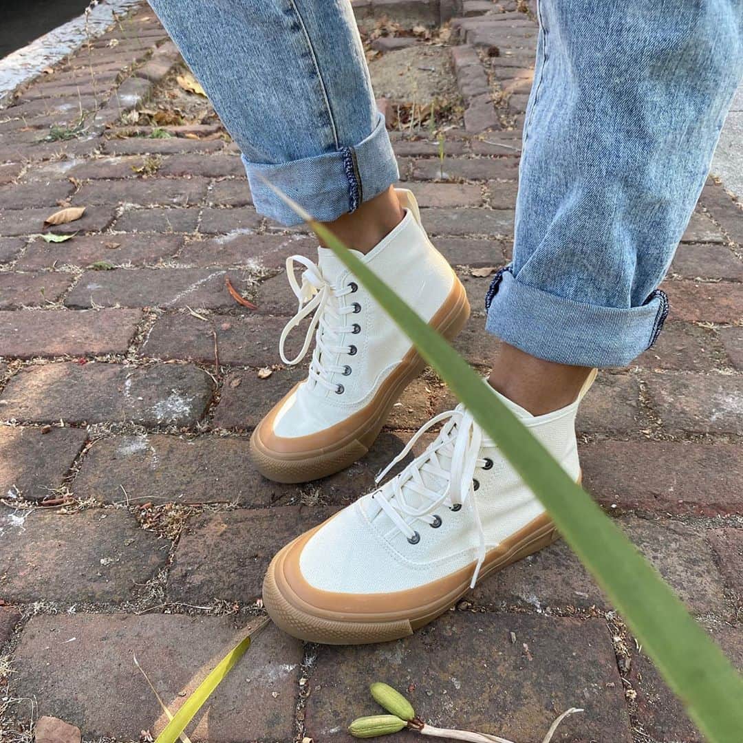 シービーズのインスタグラム：「One of the perks of working at SeaVees is getting a fresh batch of sneakers each season....Swipe to see what the crew is loving from the Fall Collection.   #showupinseavees」
