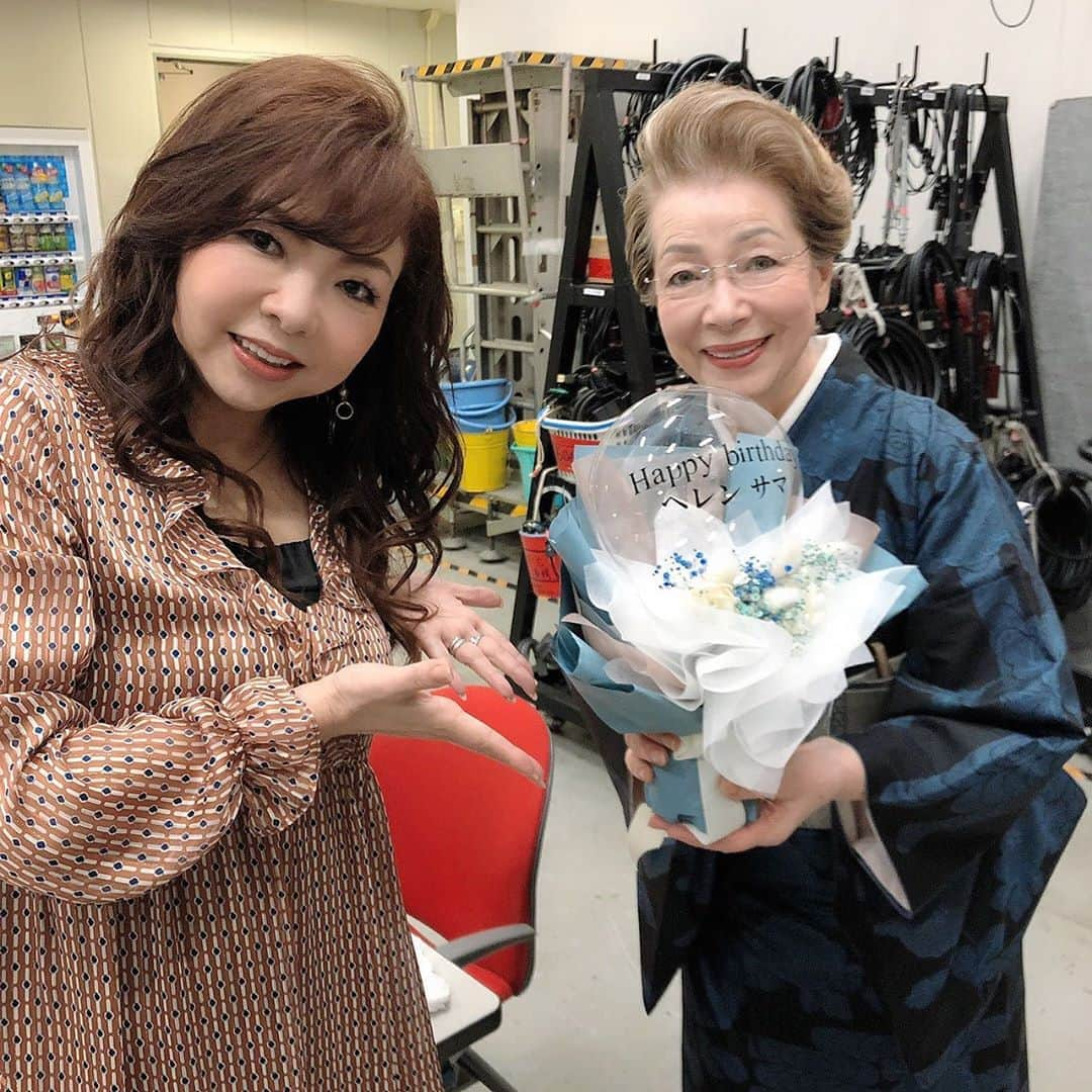 モモコさんのインスタグラム写真 - (モモコInstagram)「ヘレンさんのお誕生日㊗️ 今年もモモコのOH！ソレ！み〜よ！でお祝いしました🎉 詳細は、アメブロにて✨  #ハイヒールモモコ #👠 #👠🍑 #CHANEL #シャネラー #グルメ #アメブロ  #YouTube #モモコ新聞 #西川ヘレン さん #お誕生日 #オーダーメイドケーキピカソ #バルーンブーケ #ミスピオニー #モモコのOHソレみーよ #しげちゃんもいるよ」10月7日 9時05分 - highheel_momoko