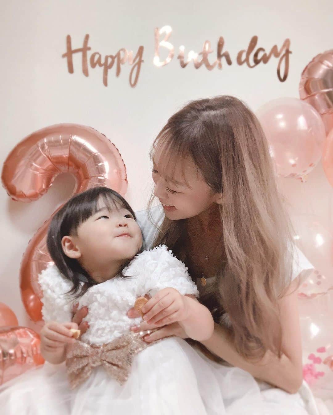 さっぴちゃんのインスタグラム：「... . わたしが家で足をぶつけて痛がっていると だいじょうぶ〜？いいこね〜♡って 頭をなでなでしてくれる、優しい娘(ˊᵕˋ)♡ . がっくんが泣いてると、 ないてるねぇ〜！って言って駆け寄る優しい姉(ˊᵕˋ)♡ . わたしが泣いてると、 どうしたの〜？いいこね〜♡って ぎゅーしてくれる、優しい娘(ˊᵕˋ)♡ . どんなにらんまるに🐈引っかかれて泣いても 意地悪しないで、まんまる〜♡って 追いかけていく可愛い娘(ˊᵕˋ)♡ . . このまま優しい女の子に育ってほしいな☺️❤︎ . ちなみにわたしが泣いてる時はいつも ドラマを見ている時です(笑) . あかりこの写真頭にスパンコール付いてるね🤣⭐︎ . . ………………………………(♡)……………………………… .」
