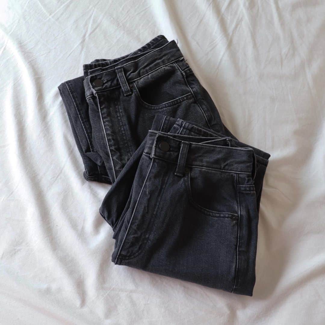 のインスタグラム：「. . Black denim . . ワンサイズ落として正解♡ ハイウエストで脚長効果狙い🦵 . . . . 詳細はblogに書いています✍️ . . . . #gu #ハイウエストストレートジーンズ #newin #denim #kuronekom4 #blog更新しました」