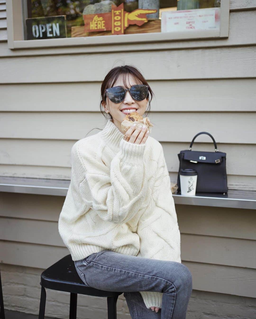 のインスタグラム：「﻿ ﻿ 昨日は遅くまでLiveありがとうございました✨﻿ とりあえず、IGTVに残しています。﻿ ﻿ ﻿ さて、先日行ったホワイトニングのお話し。﻿ 私は3ヵ月に1回みなとみらいオレンジ歯科に通っています♡ @smileywhitening﻿ ﻿ エリナ先生は、関西のWクリニックや馬車道のアンジュール横浜クリニックなど沢山のクリニックにいらっしゃるので、必ず帰りに３ヵ月後の予約をして帰ります！﻿ ﻿ ﻿ ちなみに、関西の方に朗報です。﻿ 10月はWクリニックの日程が5日間増えたとのことです！﻿ 関東ではみなとみらいオレンジ歯科【月2.3】、アンジュール横浜クリニック【週3.4】ほどみたいですよ🌿﻿ ﻿ 私のインスタを見て通ってくださっている方も多く、先生からお話を聞くたびに嬉しくなります♡♡﻿ ﻿ エリナ先生の目指す歯の色は﻿ 【カルピスのような白】ではなく、【牛乳のような白】！﻿ Live中にもよく「歯はセラミックですか？」と、コメントいただくのも、白の濃さがしっかりしているからだと思います🦷✨﻿ ﻿ 私自身もそうですし、子供達にも小さな頃から歯には気をつけています。﻿ 歯が綺麗なだけで、笑った顔の印象が良いし、清潔感もあり、笑顔にも自信がつくと思うので☺️💕﻿ ﻿ ﻿ #ホワイトニング #歯 #スマイリー #大阪 #心斎橋 #梅 #馬車道 #みなとみらい #whitening #smiley #オレンジ歯科」
