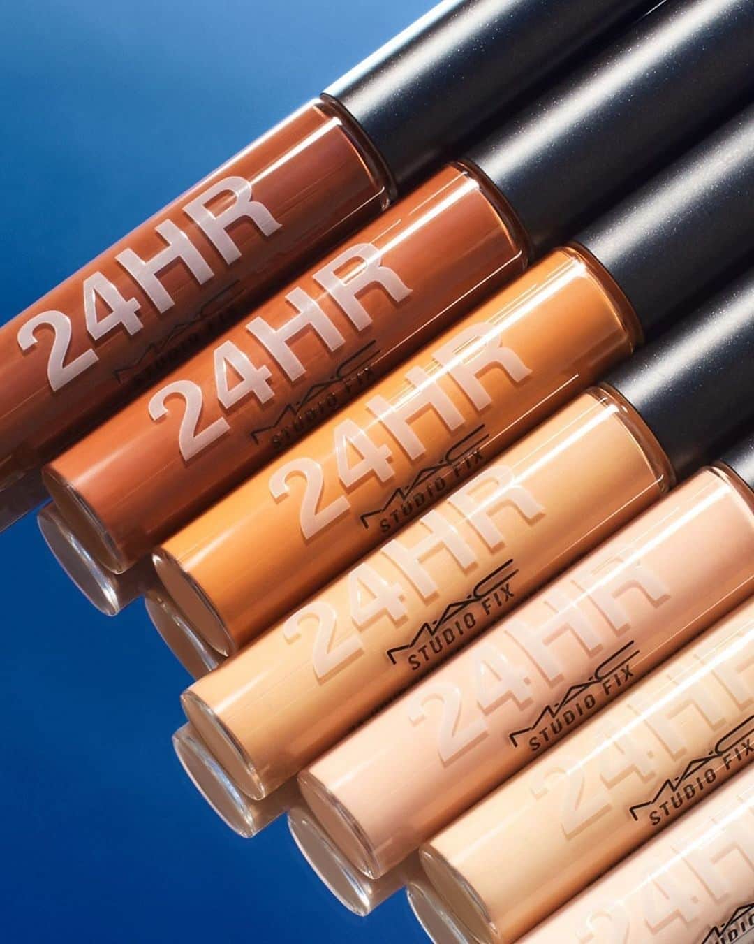 M·A·C Cosmetics Canadaさんのインスタグラム写真 - (M·A·C Cosmetics CanadaInstagram)「The product we currently can’t live without? Studio Fix 24-Hour Smooth Wear Concealer — a lightweight concealer that works hard so you don’t have to! 🙌 How many ways do you think we can use it? 💙 Under the eyes to diminish the appearance of dark circles  💙 Along the brow bone to highlight and sharpen edges of the brow 💙 Under the cheekbones in a shade two-to-three times deeper than your skin tone to sculpt and contour 💙 On the eyelid as a quick base for eyeshadow 💙 Anywhere on the face to conceal redness or hyperpigmentation 💙 Can you think of any other ways?  What’s your favourite way to use concealer? We want to know! 👇 #MACStudioFix #MACConcealer」10月7日 9時16分 - maccosmeticscanada