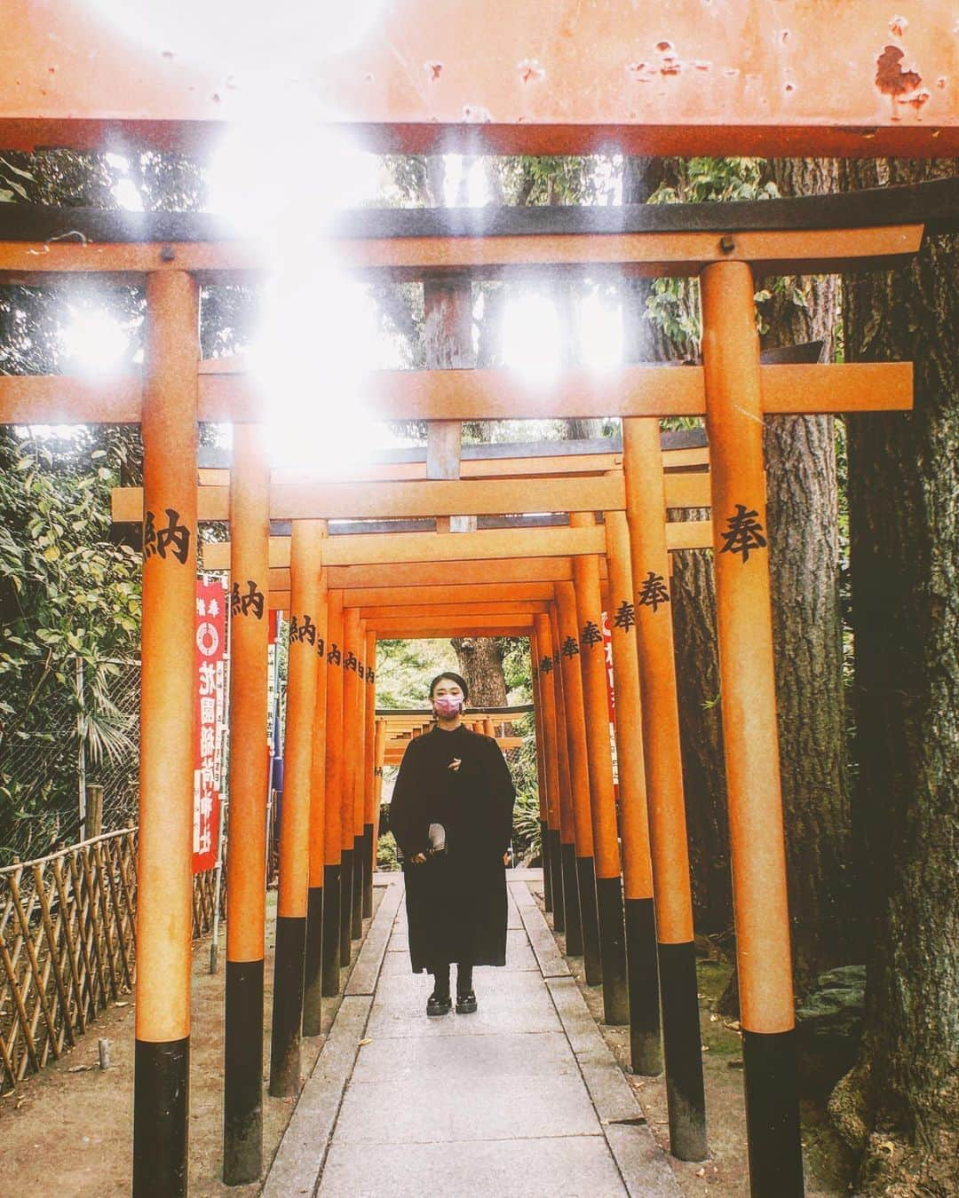 まりゑさんのインスタグラム写真 - (まりゑInstagram)「⛩🖤  #日本 #鳥居 #⛩  #ラビリンス  #ここは #japan  #赤い鳥居  #黒い女  #御利益 #あれ」10月7日 9時18分 - manmarumarie