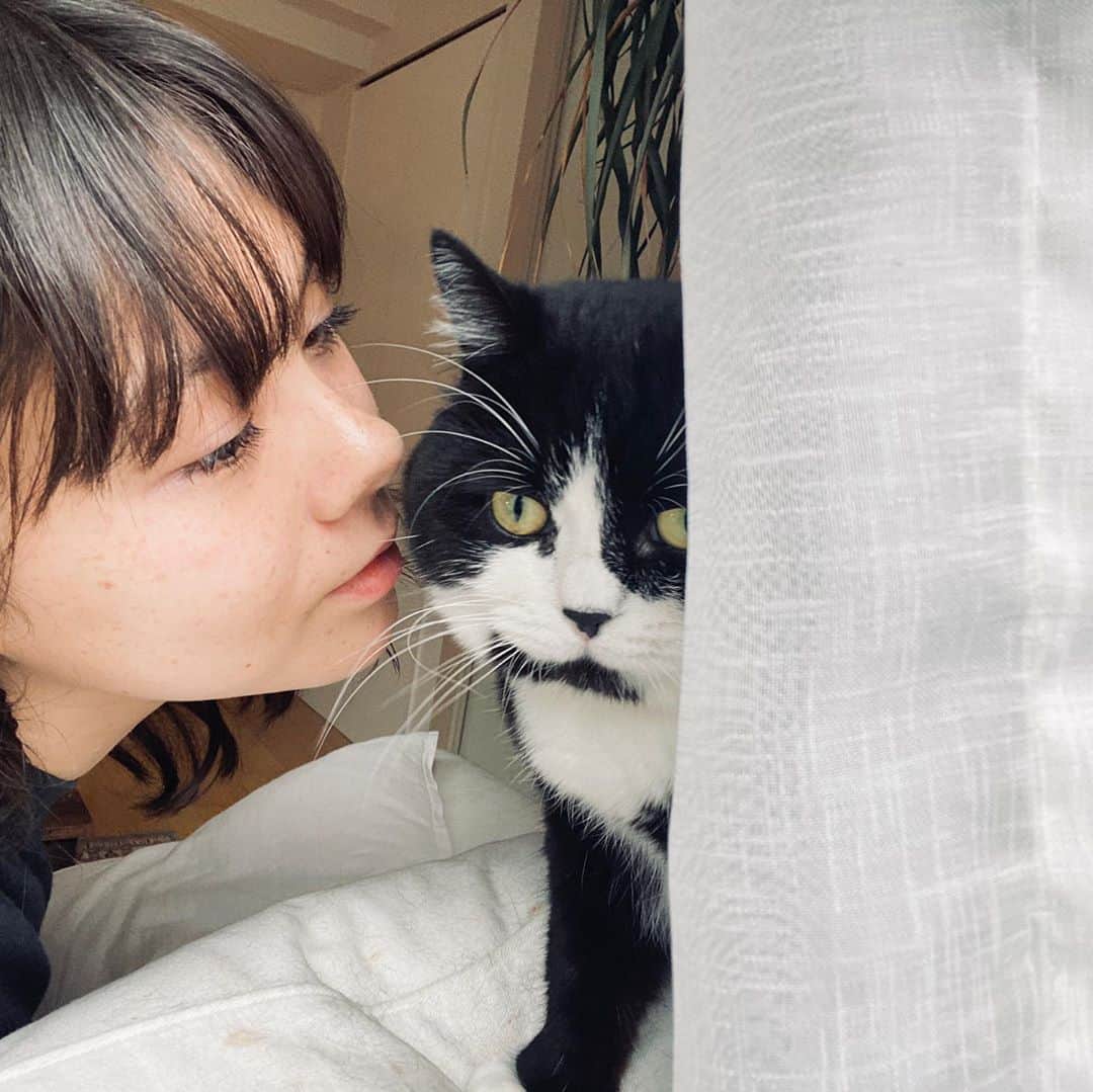 エモン・久瑠美のインスタグラム：「nowanowa ❤️😙 ヒゲ長いね〜」