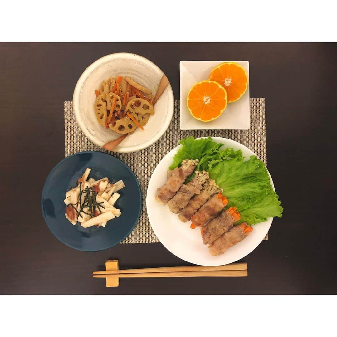 武田華奈のインスタグラム：「. 今日のお昼はとっっっても楽しみにしていた南の島豚を食べました😋✴︎ 少なめ塩胡椒で肉巻きにしました。 . あ、あまい…🥺🥺🥺 柔らかさや旨みはもちろんですが、まず最初に脂身のとんでもない甘さが口の中にふわ〜っと広がるんです😳！ . 先日の取材でお世話になった宮崎牛改良の父、黒木さんに「豚ならこれだ！」と教えていただいたものです🐖 養豚の勉強もしなければ😌💭 何十年もかけ、手塩にかけて創り上げてきた牛や豚を処分しなければならなかった口蹄疫。 10年間でここまで這い上がり、世界に誇れるお肉をつくっている生産者のみなさんの努力に本当に頭が下がります。 . 貴重なお肉とともにとても幸せなランチタイム😆🍴 #南の島豚 #川南 #永田さん #極早生みかん #コレ旬」