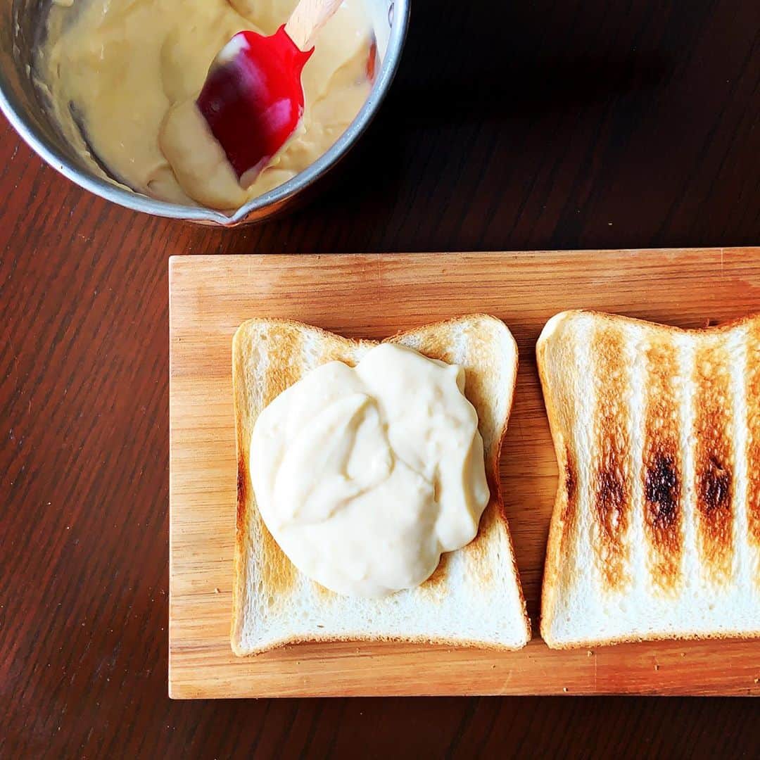 志摩有子さんのインスタグラム写真 - (志摩有子Instagram)「卵黄1個で作るカスタードクリームでトーストサンド。1個だけ残ったイチジクも手で割いて投入。パンはPASCOの超熟8枚切り。 カスタードはなかしましほさんのレシピで。あまりに簡単に出来たのでびっくり。これはハマりそう。  #カスタードクリーム #カスタードサンド #仕上げに生クリームもプラス」10月7日 9時28分 - ariko418