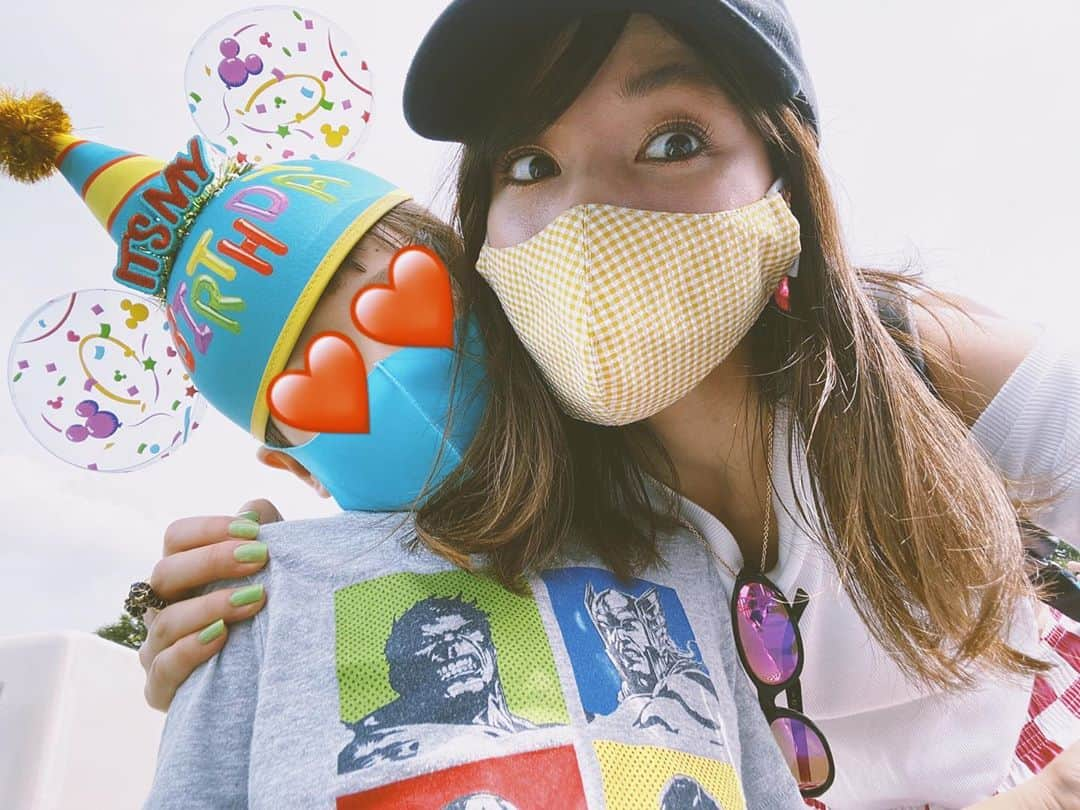 仲里依紗さんのインスタグラム写真 - (仲里依紗Instagram)「. 先日は息子の誕生日でした🎂💓 念願のディズニーランドに行きました🐭💕✨ 誕生日当日の朝、ちょうど一年前に買ったバースデー帽子を被り 誕生日だー❣️とテンション爆上がりで起こしに来てくれました笑笑 7歳も元気いっぱい！みんなに優しいあなたでいてね❤️ 大好きだよ💕 愛してる😍 . . #キツネさん仕事帰りにディズニー合流 #チケット取れてよかった🥺」10月7日 9時22分 - riisa1018naka