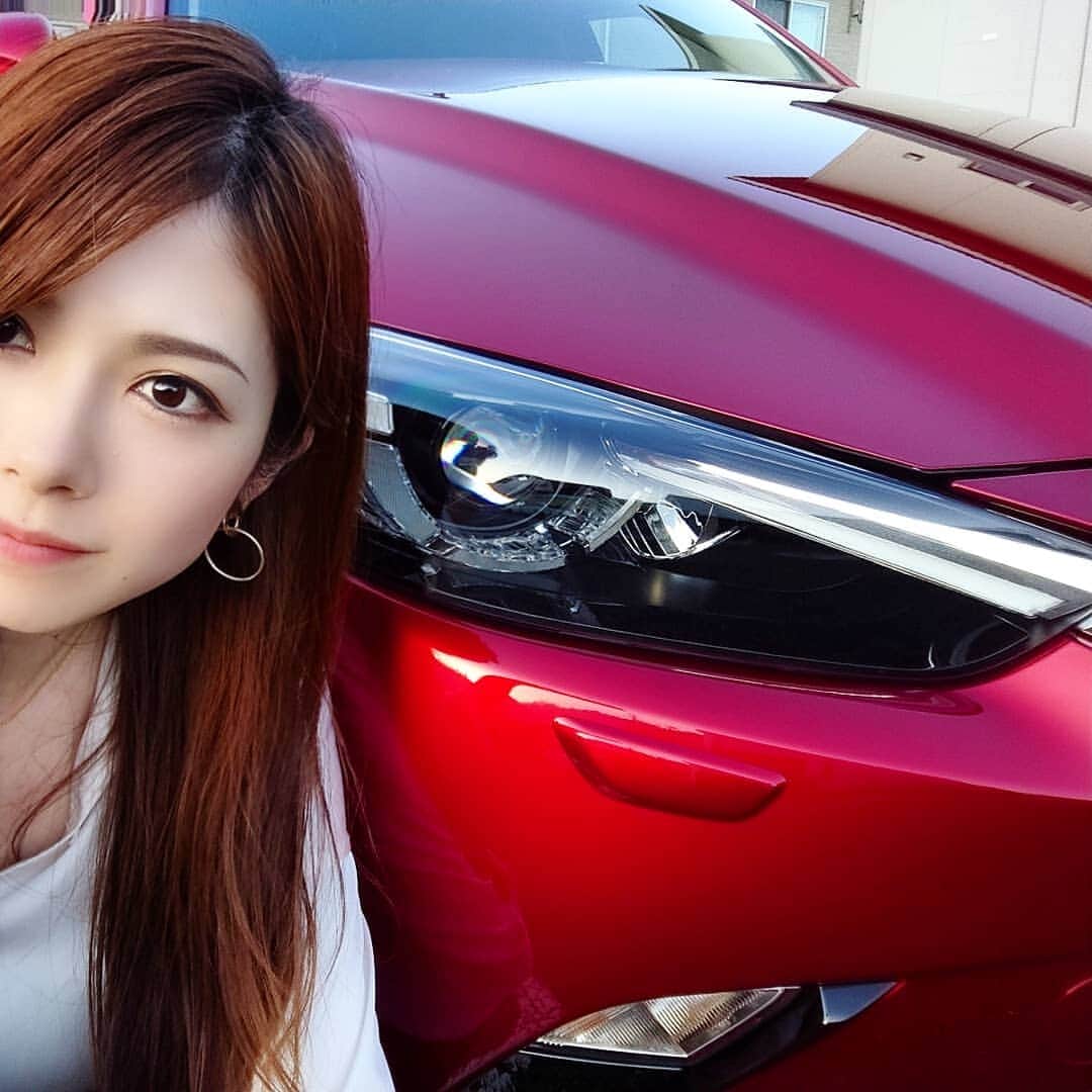 のインスタグラム：「． ． ． 正解は、、 MAZDA cx-3 スカイアクティブG 4WD ソウルレッドクリスタルメタリック  でした😁🚗 ． 普段は自分が好きな色は青で、車なら黒を選ぶのですが、 前からフォロワー様より赤が似合うと声があったので、今回は迷わず赤に決定😌🎀 前回のコメント、やっぱり赤！って言う方多かった😂 ． マツダ3もかっこよかったんだけど、以前雑誌の撮影でcx-3と触れてから、SUVに乗りたくてこの子に決めました✨ ． 早急にドラレコとガラスコーティングをしまぁす💪✨ いくらこの子に貢ぐことになるだろう😂😂 よくスーパーオートバックスに行ってたから早く行きたい🚗✨ ． ． #フリーモデル #企業モデル #広告モデル #撮影モデル #サロンモデル #一ノ瀬奈々 #車好きな人と繋がりたい #納車 #新車 #MAZDA #マツダ #withmazda #愛車 #cx3 #mazda100years #suv #ソウルレッドクリスタルメタリック #カタログ #モデル #広告 #雑誌 #カメラ #猫好き #バイク #車好き #golf #portrait #car #photo」