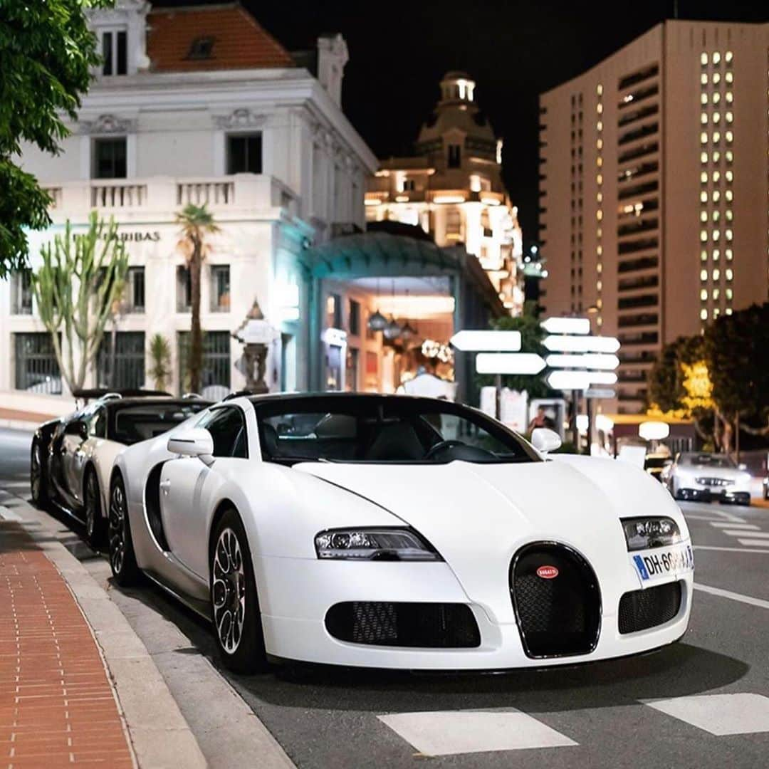 CarsWithoutLimitsさんのインスタグラム写真 - (CarsWithoutLimitsInstagram)「🚨 WANTED: BUGATTI VEYRON🚨  Looking for a Bugatti Veyron with 6,000 miles or lower. Maximum budget of $1.1M. Seller will be directly in contact with buyer, no middle men! DM @tedskilla   Photo @balco   #carswithoutlimits #bugatti #veyron」10月7日 9時29分 - carswithoutlimits