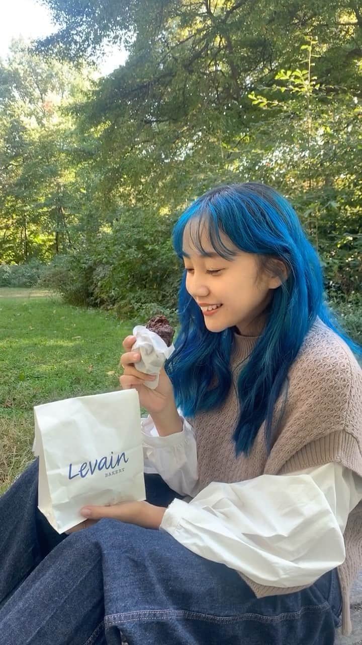 のインスタグラム：「Picnic in Central Park 🌳🌾 : ニューヨークに行ったらぜひセントラルパークの近くにある　@levainbakery に足を運んでみてください🍪🧡 : #newyork #ニューヨーク #picnic #centralpark #manhattan #ピクニック　#haircolor #bluehair #ヘアカラー　#セントラルパーク #リール　#reels #levainbakery」