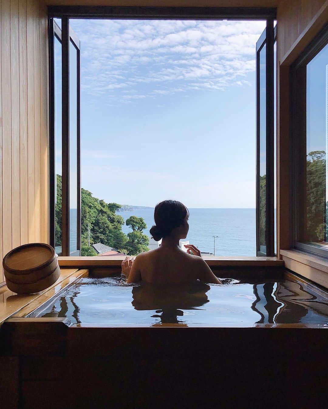 伊藤沙織のインスタグラム：「朝日を浴び、海を見ながらの温泉...はぁぁぁ最高♨︎ 皆さんにお勧めしたい旅館 #いさり火 は、露天風呂付きのお部屋でゆっくり温泉に浸かりました🧖🏻‍♀️ @itoma_travel に掲載されている他の旅館も行ってみたい〜🤤 . #itoma #伊豆旅館 #pr」
