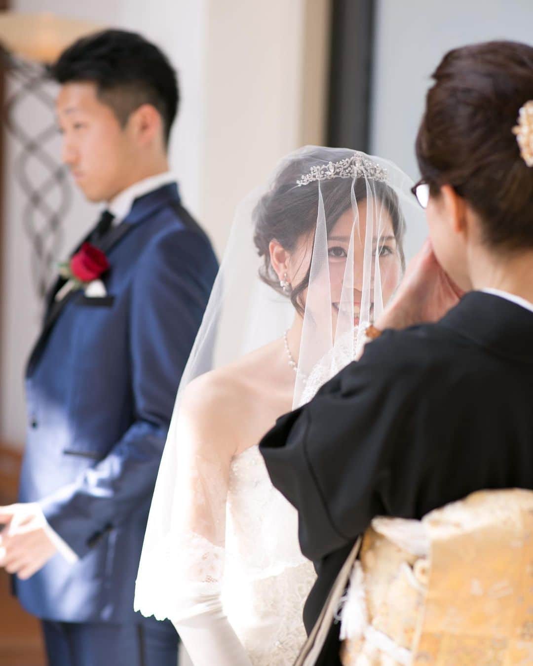 金沢結婚式 ヴィラグランディス金沢のインスタグラム：「@villagrandis_kanazawa   ほんの数秒間、 この間にお母さんが振り返る 生まれた時から今までの子育ての想い出  そしてその美しい姿に さらに感動と涙が溢れます🌿  “結婚おめでとう 本当に綺麗だね お母さん、すごく嬉しい 幸せになってね”  【#ベールダウン　#ベールダウンセレモニー】  お母様が慈しみ育ててこられたお嬢様へ末永く幸せでいられるように最後の身支度をして差し上げるという意味もあります。  【#ヴィラ嫁　#ヴィラファミリー】  ●プレ花さん　 ●卒花さん　 ●ヴィラグランディスと出逢って下さった皆様  #ヴィラ嫁 #ヴィラファミリー @villagrandis_kanazawa   で最幸の想い出を共有しましょう🌿  ヴィラグランディスを応援し想って下さる皆様のファミリーとして当日だけではなくこれからも人生を一緒にお祝いしていけますように🥂」