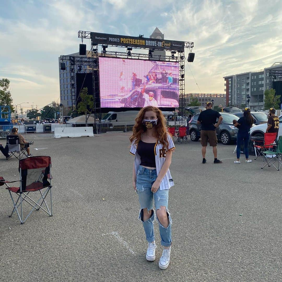 フランチェスカ・カパルディのインスタグラム：「Let’s go Padres 💛🤎 Who’s your favorite team? @petcoparkevents @padres #frairfaithful」