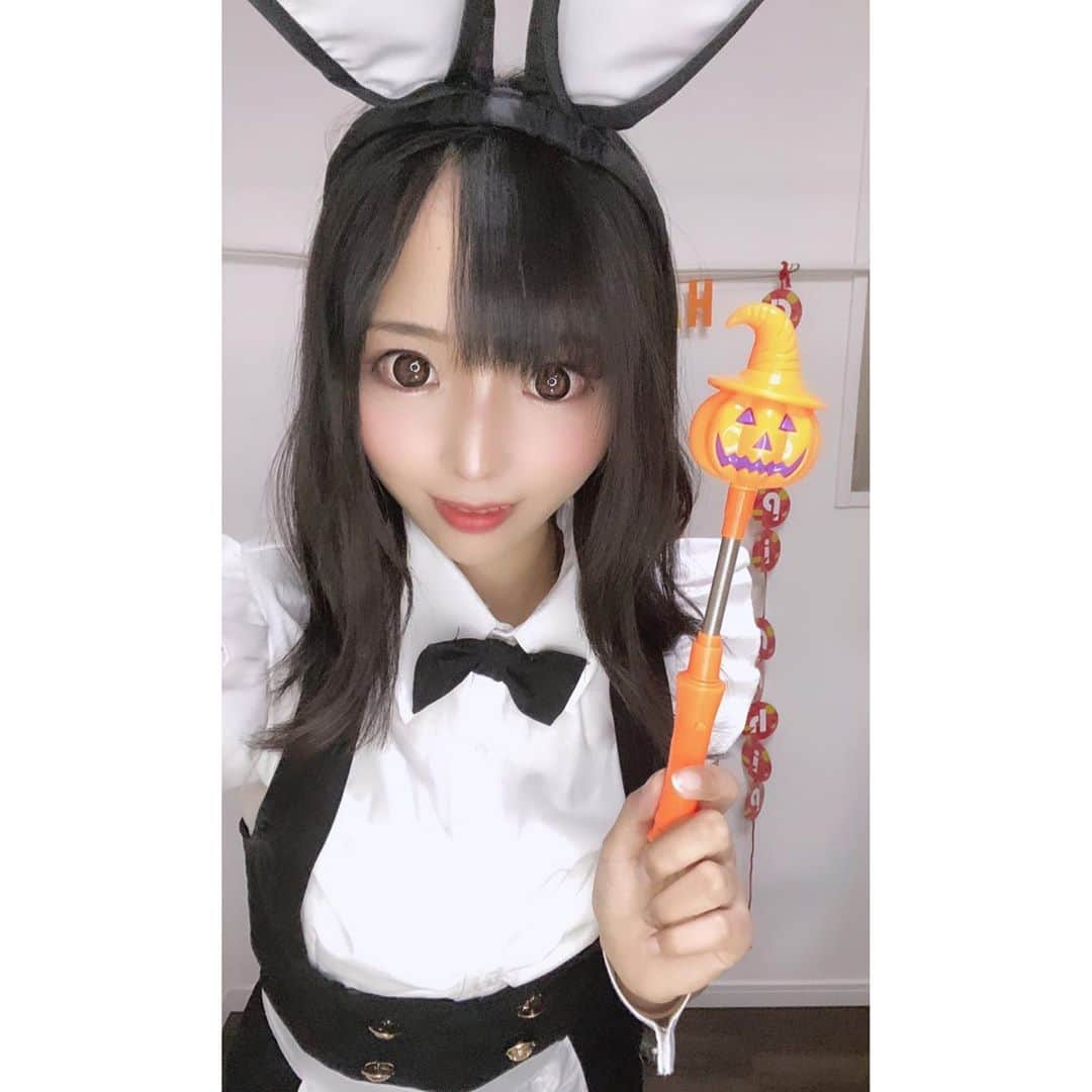 なつみさんのインスタグラム写真 - (なつみInstagram)「ハロウィン🎃コスプレ祭りVol.1👻 10月6日はバニーちゃん🐇でした🥰  今月は31日まで毎晩日替わりで いろんなコスプレの配信をしています🧚🏻‍♂️💕 朝や昼のゲリラ配信は私服かも😅  何のコスプレかは、 当日の配信に来てからのお楽しみ😘💝  コスプレの人気投票📊をするので、 ３つくらい気に入ったものを選んでおいてね☺️💞 今年のハロウィン🎃もみんなで楽しもうね❤️  #ライブ配信#Pococha#Pocochaライバー#ポコチャ#ライバー#バセドウ病#吃音症#八重歯#宅建士#宅建#宅地建物取引士#不動産営業#イギリス留学#🧢なつみ👻🍊Natsumi#洋楽#歴史韓ドラ#バニーガール#バニーガールコスプレ#ハロウィンコスプレ#ハロウィン」10月7日 9時47分 - natsumipeanuts