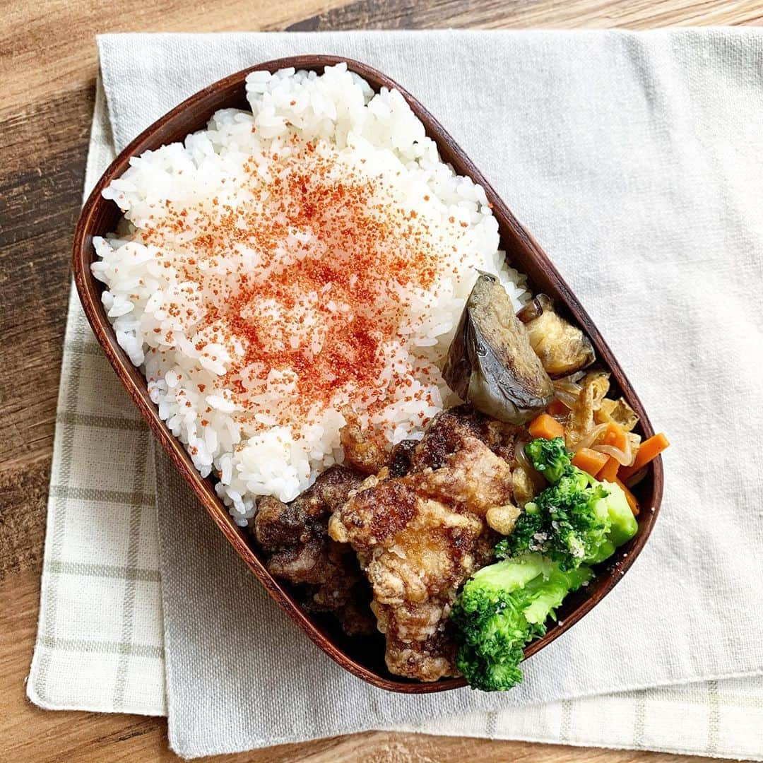 金子あきこさんのインスタグラム写真 - (金子あきこInstagram)「#お弁当 #ごはん　400g #若鷄の唐揚げ #白滝のきんぴら #焼き茄子 ・ ・ ・ 昨日は私がいなかったから、 自分でおかずを詰めて持っていったそうな。 コロナで購買が閉まってるんだって。 ・ ・ ・ #作り置き#おうちごはん#手作り#手抜き#時短#レシピ#カンタンレシピ#節約レシピ#高校生弁当#男子ママ#食べ盛り#米#健康食#免疫#代謝#丈夫な体#腸内環境#サポート#管理栄養士#節約美容料理研究家#金子あきこ#船橋」10月7日 9時47分 - akiko.7878