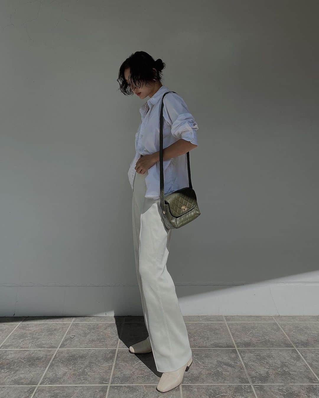 Icumi Oohamaさんのインスタグラム写真 - (Icumi OohamaInstagram)「. pants： @despres_jp @tomorrowland_jp  bag ：Vintage CHANEL  同じ背丈で体型似てるお友達が履いてて 綺麗なシルエットだったから教えてもって、 その日のうちに真似して買ったお気に入りのパンツ☺︎☺︎  156cmにぴったりのボトムスってなかなかなくって 後ろゴムでクシュクシュなっているものだとシルエットがカッコよくないし、、お悩み多いのです。  ここのパンツは32サイズからあるし、 デザインやシルエットも美しい🌙 これからお世話になります❤︎  tomorrowlandにセレクトで置いてあるけど、このブランドだけのお店もあるみたいだから今度行ってみよう♪♪ チビっ子さん必見です❤︎」10月7日 9時49分 - icumi___