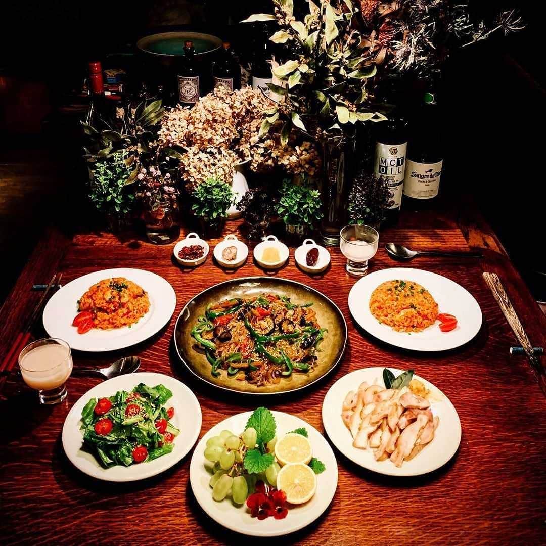韓の食菜さんのインスタグラム写真 - (韓の食菜Instagram)「@akane5021 さんが「韓の食菜 チャプチェ」で作ったベジおかずを投稿してくださいました。野菜たっぷりのメニューで食卓もとっても華やかですね♪ . #モランボン@moranbong_official #韓の食菜#チャプチェ#韓の食菜チャプチェ@hannoshokusai ------------------------  #Repost @akane5021 ・・・ きのうの夜ごはん。 お野菜のチャプチェとキムチチャーハンでした😊 ． チャプチェはモランボン×フーディーテーブルのコラボ企画でいただいた、「モランボン　韓の食菜　チャプチェ」です。 ． 今回は家にあったお野菜でヘルシーにつくりました。 味がしっかり決まっているので、お野菜だけでも美味しかったです。 お肉を入れるとごはんのおかずに良いと思います☺️ ． ⭐️チャプチェ ⭐️キムチチャーハン ⭐️屋上野菜サラダ ⭐️チラガー ⭐️おつまみいろいろ ⭐️ぶどうと湘南ゴールド」10月7日 9時49分 - hannoshokusai