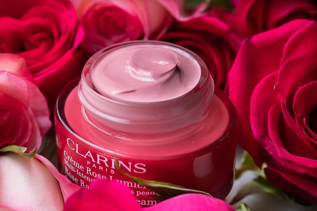 CLARINSさんのインスタグラム写真 - (CLARINSInstagram)「🌹Rose Radiance Cream gives skin a rosy glow and has a creamy, melting #texture with a fruity-floral scent of 🍑peach, 🌸peony, and 🌹rose  💖Promotes an even skin tone 💖Reduces the look of deep wrinkles and skin slackening 💖Visibly plumps the skin 💖Smoothes skin 💖Boosts luminosity  📸 @the.glossglow  #texturetuesday #skincare」10月7日 9時53分 - clarinsusa