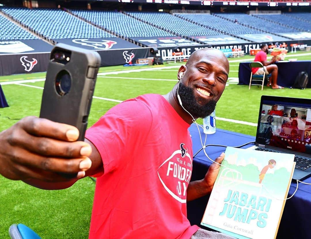 ヒューストン・テキサンズさんのインスタグラム写真 - (ヒューストン・テキサンズInstagram)「The #Texans spent their morning reading to second grade students from @houstontxisd as part of Founder’s Day! #TexansCare」10月7日 9時55分 - houstontexans