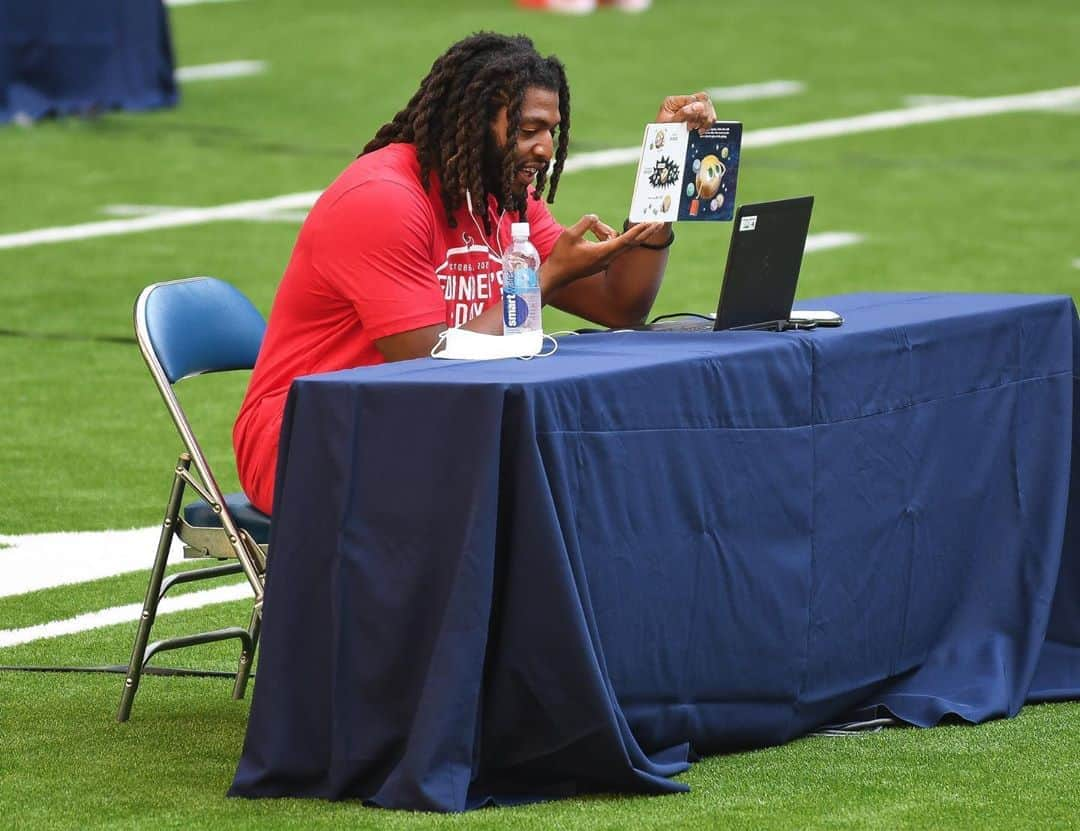 ヒューストン・テキサンズさんのインスタグラム写真 - (ヒューストン・テキサンズInstagram)「The #Texans spent their morning reading to second grade students from @houstontxisd as part of Founder’s Day! #TexansCare」10月7日 9時55分 - houstontexans