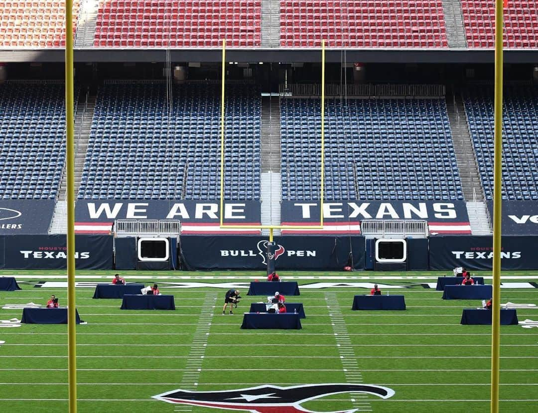 ヒューストン・テキサンズさんのインスタグラム写真 - (ヒューストン・テキサンズInstagram)「The #Texans spent their morning reading to second grade students from @houstontxisd as part of Founder’s Day! #TexansCare」10月7日 9時55分 - houstontexans