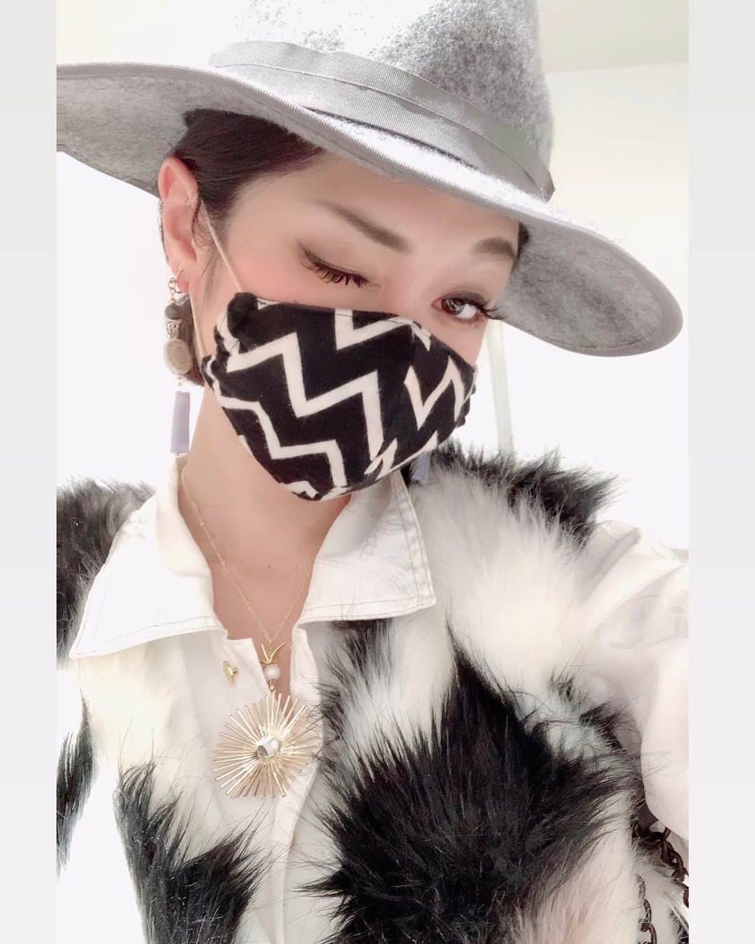 のインスタグラム：「🍁秋模様🍁 . . 最近涼しくなってきて、夜は少し寒くなってきたね🤏✨ 昨日でやっと引越しが終わったんだけど、断捨離しながら片付けしてたらめちゃ時間かかってしまう〜っ😂 . . そして、今日から実家に帰って自分の部屋整理をしに行くよ✨ 学生時代に作った衣装とかも捨てるか悩ましい、、思い出いっぱいの衣装達ですが、誰か欲しい人いないかな？笑w . . そして実家の後は、京都へ👷‍♀️ 今月は北へ南へと大移動です、、😂💦 . . #宮城 #仙台 #地元 #東京 #shibuya #tokyo #likes #tea #fashion #autum」