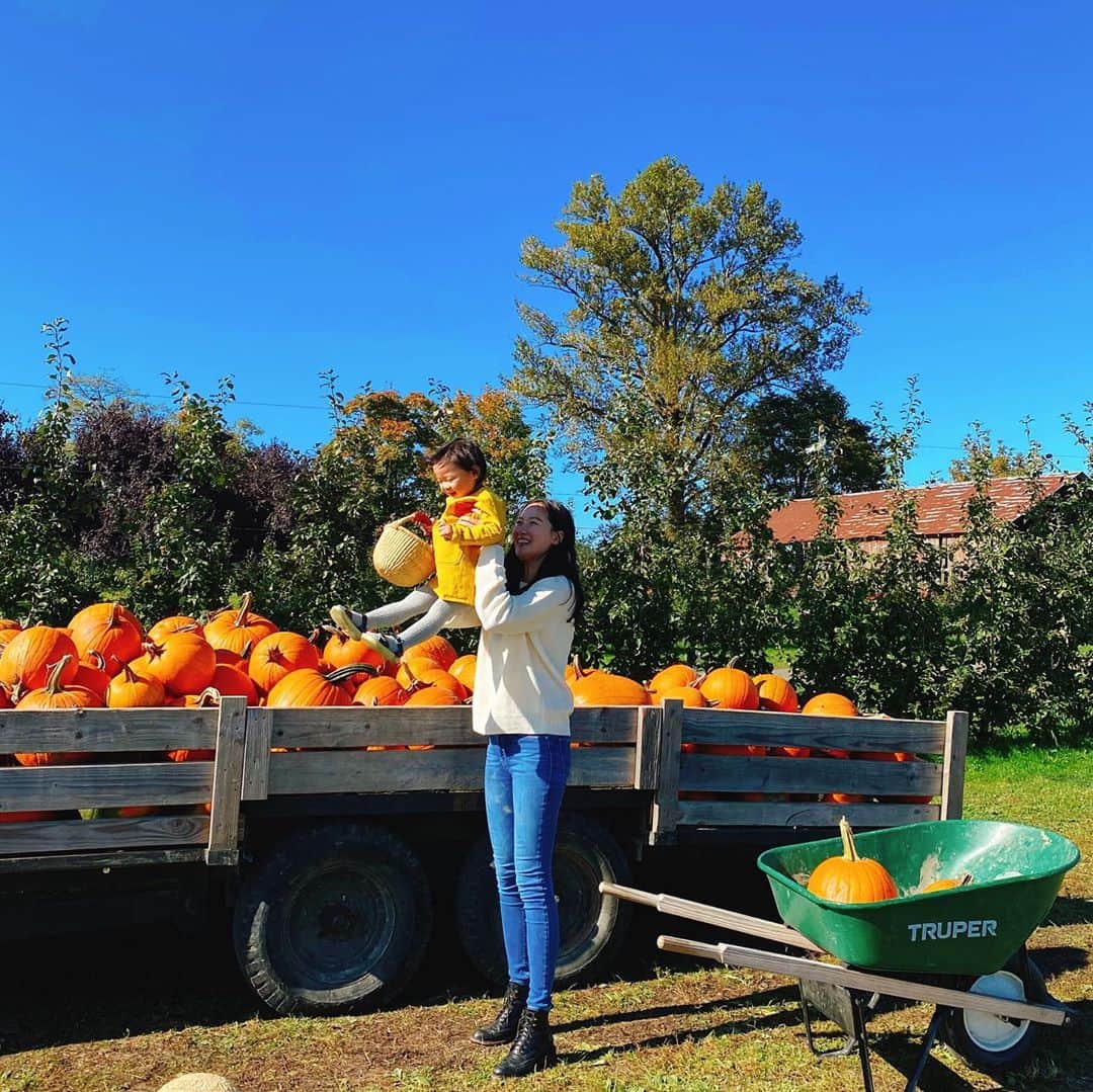 ヘリム・パクさんのインスタグラム写真 - (ヘリム・パクInstagram)「- 리아랑 엄마랑  이렇게 또 추억하나 🎃🧡 . . . #힘든하루였다 #리아 #첫 #pumpkinpatch」10月7日 9時57分 - iam_hyepark
