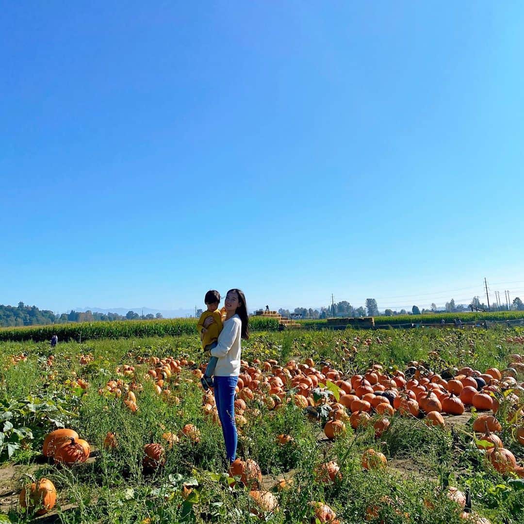 ヘリム・パクさんのインスタグラム写真 - (ヘリム・パクInstagram)「- 리아랑 엄마랑  이렇게 또 추억하나 🎃🧡 . . . #힘든하루였다 #리아 #첫 #pumpkinpatch」10月7日 9時57分 - iam_hyepark