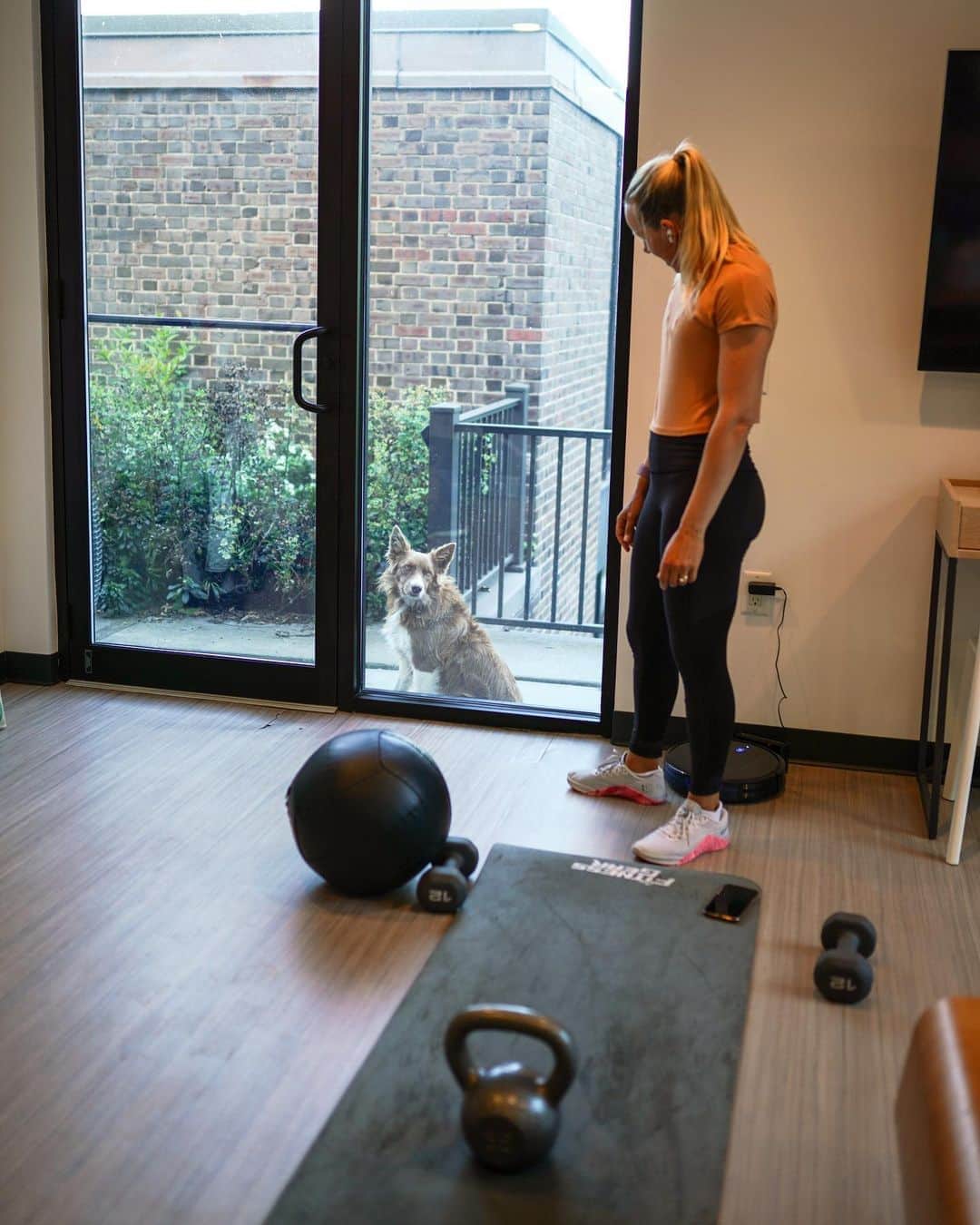 Pernilla Lindbergのインスタグラム：「When you have a friend more excited about working out than you!🤣 Our AirBnB this week has two dogs. It was Scout tho who seemed more motivated to workout than me! She is still outside the door now. 4 hours later!😊 Go home doggy! It’s getting cold! * A long tough @aroniminkgolfclub this week for the @kpmgwomenspga. As expected a great setup for us. Thanks  @kpmgwomenspga @pga @constellationenergy for making this event possible!」