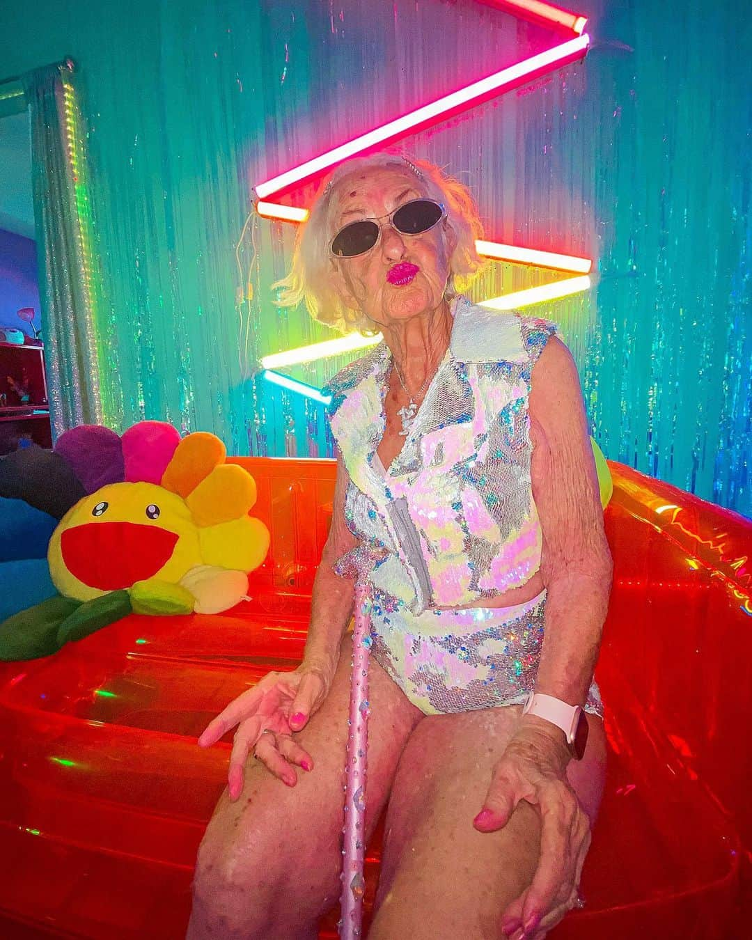 ファンキーグランマさんのインスタグラム写真 - (ファンキーグランマInstagram)「Ima Super Star ⭐️🍼 what can I say」10月7日 10時01分 - baddiewinkle