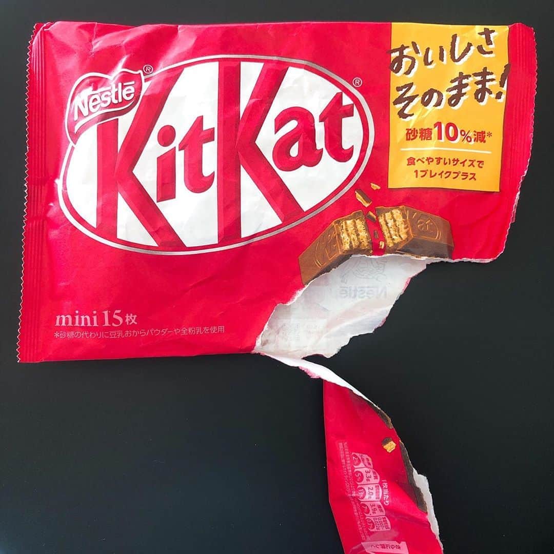 AZUSAさんのインスタグラム写真 - (AZUSAInstagram)「どうしても食べたくなって数年ぶりに大袋買い！！190カ国で展開するネスレ。キットカットが一番売れてるのは日本なんですってー！へーーー！！  それにしても、食べたくて震えたのがわかるダイナミックな開け方！？ビリーーって！紙ならではの開け心地。  #脱プラスチック  #ネスレ」10月7日 10時01分 - azubeatradio