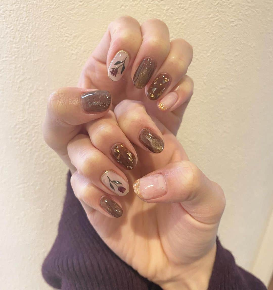 SAYAKA（BsGirls）のインスタグラム：「﻿ ﻿ ﻿  New nail 💅🏼💭﻿ ﻿ ﻿ ﻿ 今回は秋だからブラウンにしてもらった🤎﻿安定の薔薇をまた入れたり…🌹﻿ ﻿ ﻿ ﻿ メンバーに、見せたら﻿ 「 また薔薇？！」と、ツッコまれましたが…（笑）﻿ ﻿  ﻿ ニュアンスネイル本当に可愛い〜🤤🤍﻿ ﻿ ﻿ ﻿ #オリックス #BsGirls #Bs2020#baseball #プロ野球 #超革新的 #ORIX #buffaloes #京セラドーム大阪 #sayaka_354 #sayaka #vocal #performance #avex #ニュアンスネイル　#クリア　#ブラウンネイル #薔薇ネイル #立体ネイル」