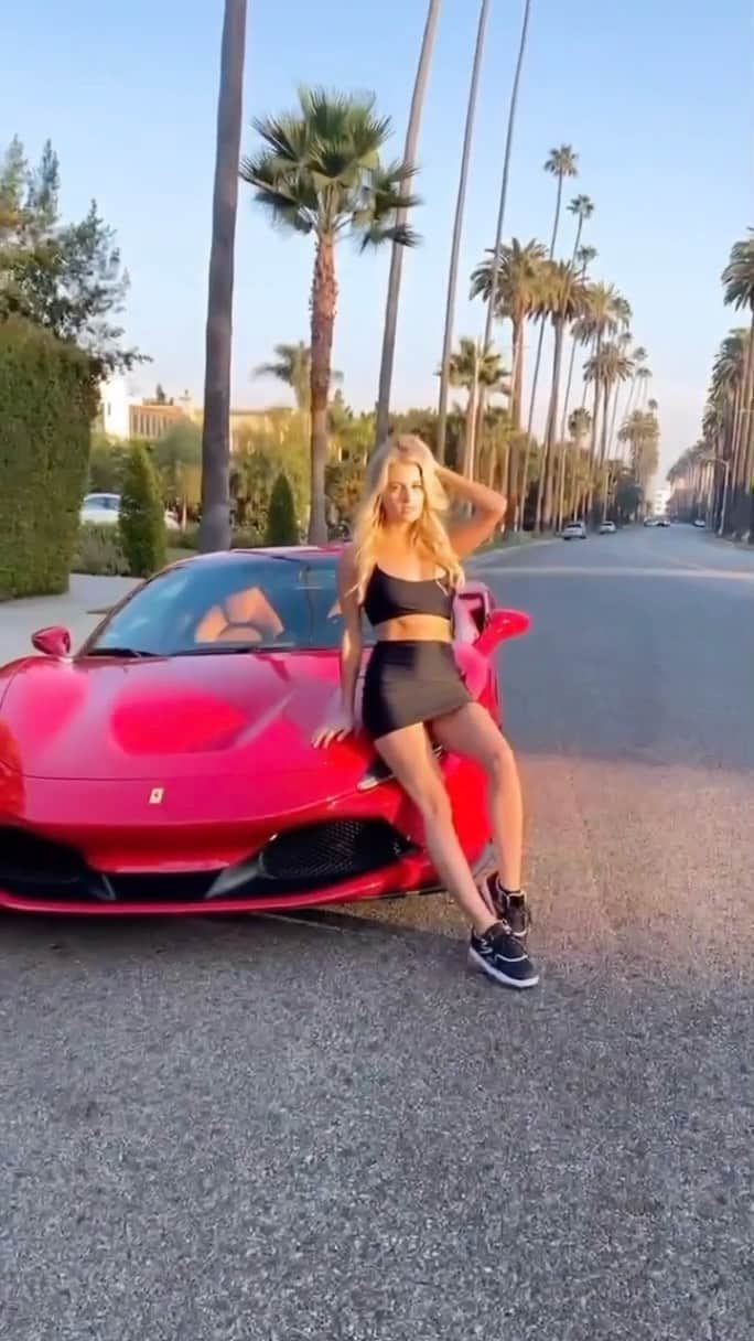 のインスタグラム：「Red @ferrari f8? Don’t mind me😍❤️」