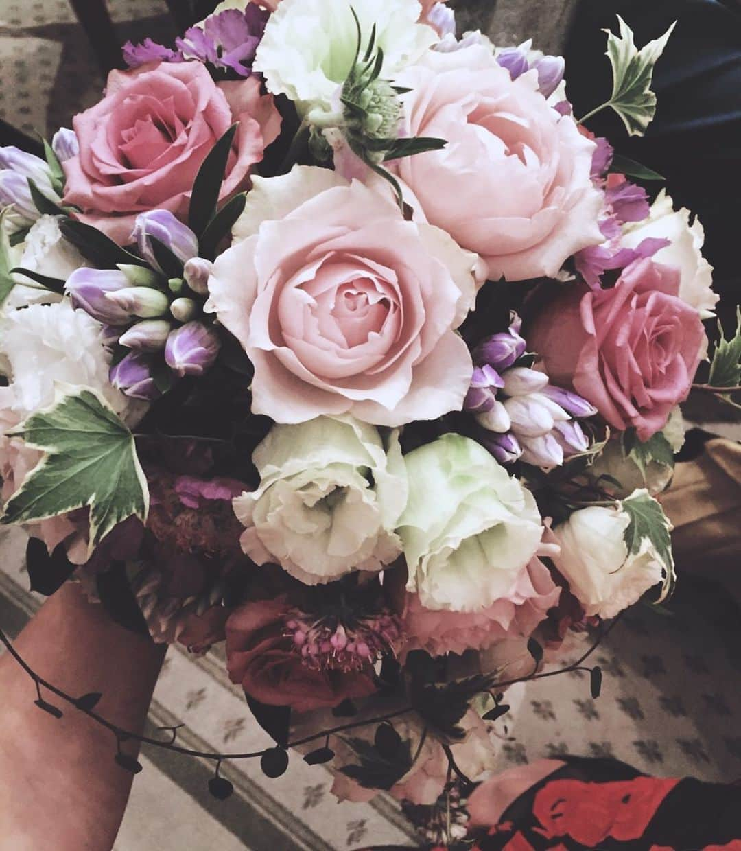 遠海まりこさんのインスタグラム写真 - (遠海まりこInstagram)「Bouquet ブーケ﻿ ———————————————————————﻿  #bouquets #roses #ivy #green #flowers #flower #lifewithflower #pink #pinkroses🌹 #autumn #flowerbouquet #weddingbouquet #weddingflowers #friendswedding #beautiful #beautifulflowers #ブーケ #花 #花のある暮らし #結婚式ブーケ #薔薇 #バラ #結婚式 #花ブーケ」10月7日 10時06分 - marikotohmi99