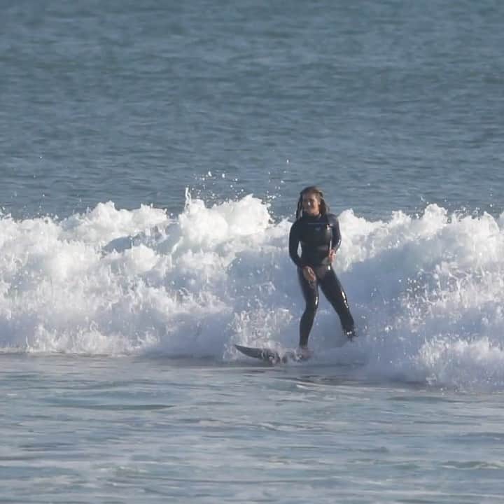 キャロライン・マークスのインスタグラム：「Two waves from tonight  🎥-@alex__saxon」