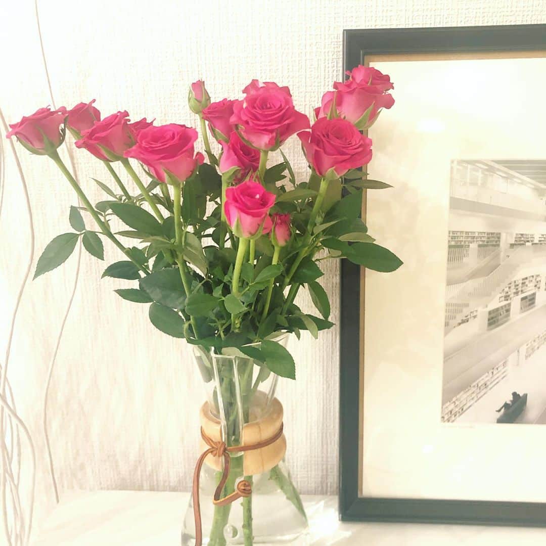 那須久美子のインスタグラム：「「あかいおはな、くーださいっ‼️」  と、お花屋さんで娘が選んだお花🌸  自分のお財布からお金を渡して買いました✨  おまけに1本ピンクのガーベラをプレゼントしてもらいました🌸  なかなか大人びてきたけど、まだ赤ちゃん👶だそうです💦(本人談)  #flowers #花のある生活 #🌸　#2歳5ヶ月　#女の子　#女の子ママ　#ママ美容師　#銀座美容室」