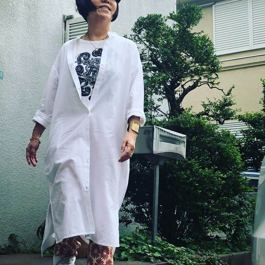 松浦美穂さんのインスタグラム写真 - (松浦美穂Instagram)「今日のシャツ…MotherHouse シンプルで素材の肌触り感、通気性良き❣️ さぁ、仕事🎶行って来まーす！  「途上国から世界に通用するブランドをつくる」。「途上国」の可能性を「モノづくり」を通じて世界中のお客様にお届けする、それがマザーハウスの仕事。 2006年の設立以来、バングラデシュをはじめ、ネパール、インドネシア、スリランカ、インド、ミャンマーの計6か国で、それぞれの素材や文化を活かしたものづくりを続けているそう…  マザーハウスから天然素材の可能性を追求する新ブランド「e.（イードット）」が去年発表されて…更にデザイン性も高くなっている。  @motherhouse_official  @eriko.mh  @maho_toyota  @twiggytokyo   #motherhouse  #綿シャツ #白シャツコーデ  #twiggytokyo #mihomatsuura #美容師 #maisonmargiela」10月7日 10時13分 - twiggy_mihomatsuura