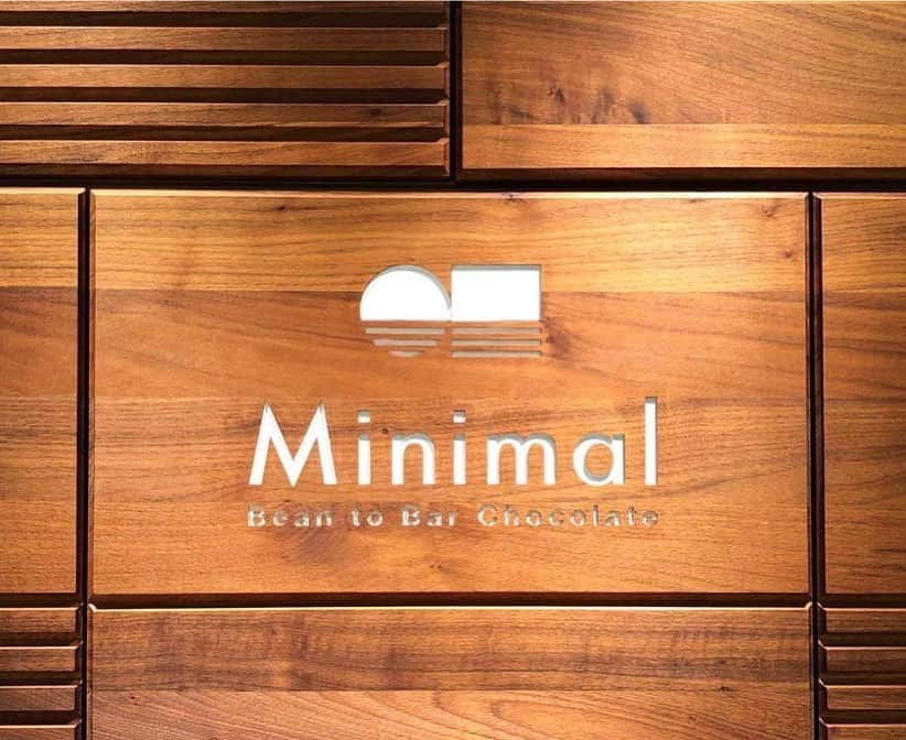 のインスタグラム：「いつもMinimalをご愛顧頂きありがとうございます。﻿ ﻿ 開店から3年間をもち契約終了となり、10/21(水)に東武池袋店を閉店することになりました。﻿ ﻿ 10/14〜10/21の間、ご購入者様に感謝のチョコレートをプレゼントをさせていただきます🎁﻿ ﻿ 閉店まで精一杯の感謝の気持ちでスタッフ一同お待ちしています！﻿ ﻿ #MinimalChocolate #MinimalBeanToBarChocolate #BeanToBar #BeanToBarChocolate #craftchocolate #ミニマルチョコレート #ミニマルビーントゥバーチョコレート #ビーントゥバー #板チョコ #クラフトチョコレート #カカオ #スイーツ部 #手土産 #東京カフェ #カフェ巡り #東京グルメ #tokyo #パティスリー #池袋 #池袋カフェ #池袋グルメ #池袋スイーツ #東武池袋」