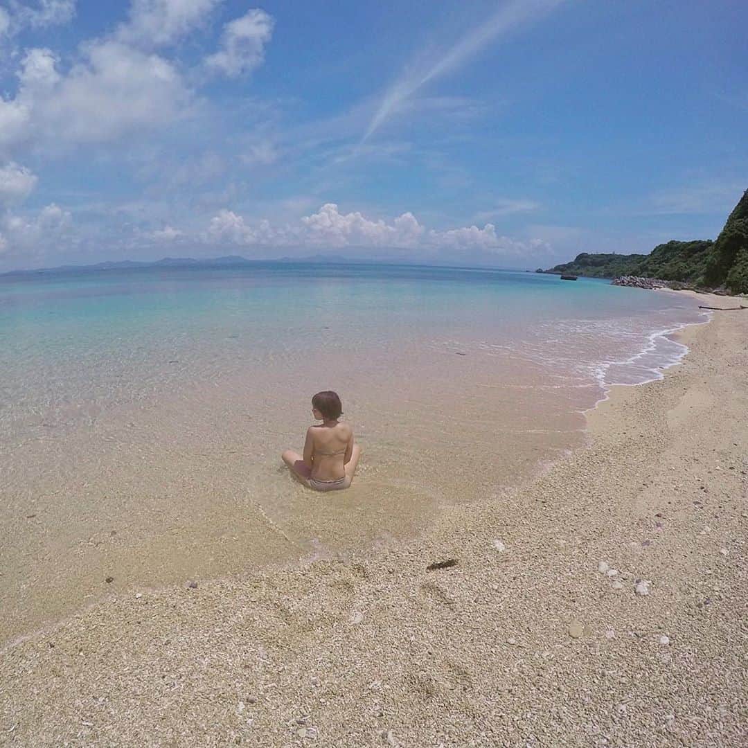 t_ppyのインスタグラム：「伊計島の中の有料ビーチで色々迷ってここに🏖 日本人はほとんど居なくて海外に来た気分になれたし、とにかく綺麗で癒された🥰  #大泊ビーチ  #沖縄旅行」