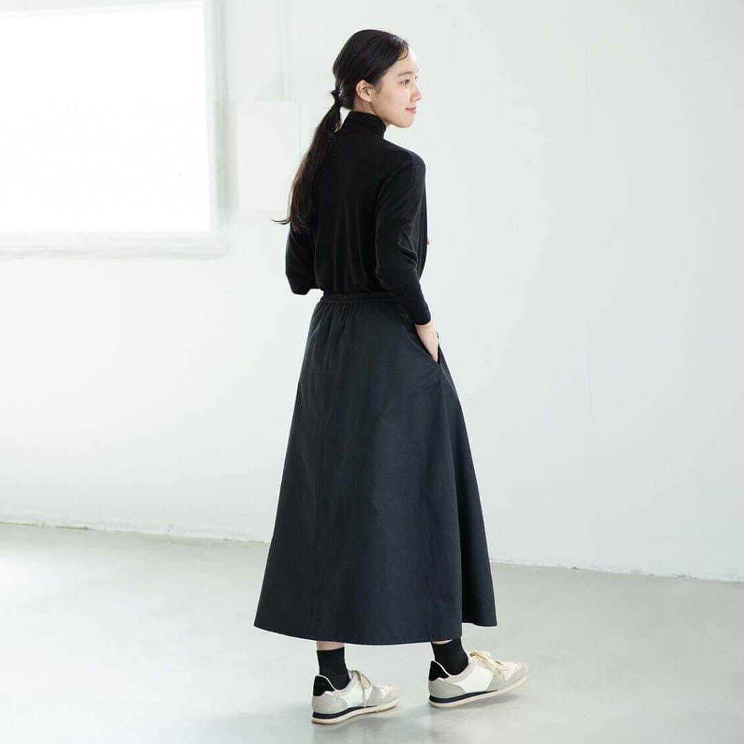 北欧、暮らしの道具店さんのインスタグラム写真 - (北欧、暮らしの道具店Instagram)「【数量限定】いつものコーデに、ひとさじの旬を。昨年大人気だったサイドプリーツスカートが今年も✨ . - - - - - - - - - - - - 昨年1日で完売してしまった、 人気のブラックを数量限定で再販します。  このスカートの一番のポイントは、 絶妙な分量であしらわれたサイドのプリーツ。  シンプルなトップスでも、 さりげなくプリーツがあることで 揺れを感じ大人っぽく装う事ができます。  寒くなると出番のふえるボリュームのあるニットも、 スカートのラインがすっきりと綺麗なので上品に。  冬場はお腹周りを温めるために タイツの上にショートパンツをはいたりしても、 このスカートだともたつくことなく 安心して過ごせます。  手持ちのトップスや靴を このスカートにコーディネートするだけで、  “いつもとちょっと違う” が叶う。 そんな優秀スカートです。 . - - - - - - - - - - - - 「定番コーデにアクセント」サイドプリーツスカート（ブラック）  . ▶ こちらのアイテムを詳しく知りたい方は「写真内のタグをタップ！」してみてください♪ . ▶︎ プロフィールのリンクからも、お値段・サイズなど詳しい情報をご覧いただけますよ。→@hokuoh_kurashi ・ 🎁「クラシ手帳2021」プレゼントキャンペーン実施中！お買いものいただいた方に、当店オリジナルの手帳を無料でお届けいたします。 . #fashion#coordinate#outfit#nestrobe#マフラー#ネストローブ#秋#冬#お出かけ#お買い物#ファッション#コーデ#コーディネート#シンプルコーデ#秋コーデ#今日のコーデ#シンプル#シンプルライフ#シンプルデザイン#暮らしを楽しむ#日々の暮らし#北欧#暮らし#北欧暮らしの道具店」10月7日 10時22分 - hokuoh_kurashi