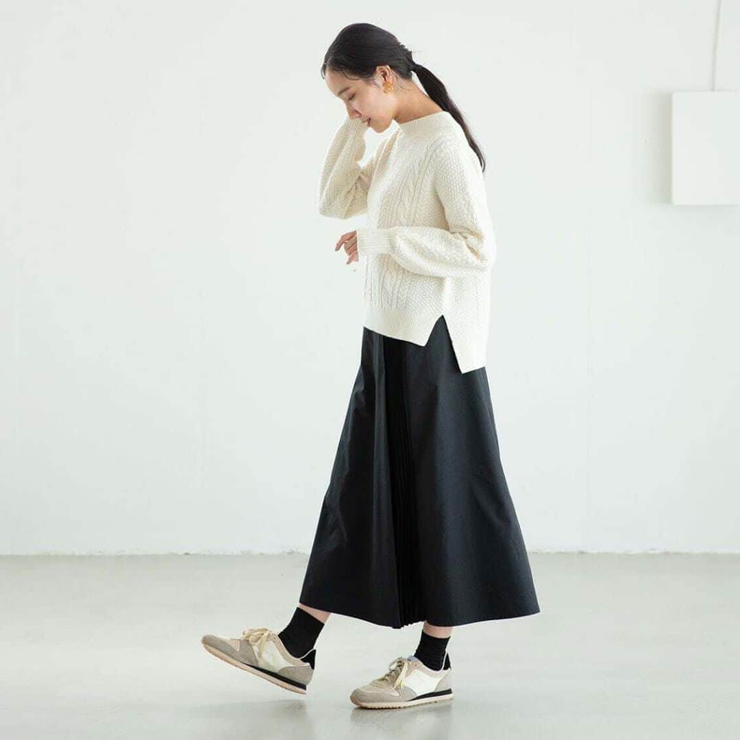 北欧、暮らしの道具店さんのインスタグラム写真 - (北欧、暮らしの道具店Instagram)「【数量限定】いつものコーデに、ひとさじの旬を。昨年大人気だったサイドプリーツスカートが今年も✨ . - - - - - - - - - - - - 昨年1日で完売してしまった、 人気のブラックを数量限定で再販します。  このスカートの一番のポイントは、 絶妙な分量であしらわれたサイドのプリーツ。  シンプルなトップスでも、 さりげなくプリーツがあることで 揺れを感じ大人っぽく装う事ができます。  寒くなると出番のふえるボリュームのあるニットも、 スカートのラインがすっきりと綺麗なので上品に。  冬場はお腹周りを温めるために タイツの上にショートパンツをはいたりしても、 このスカートだともたつくことなく 安心して過ごせます。  手持ちのトップスや靴を このスカートにコーディネートするだけで、  “いつもとちょっと違う” が叶う。 そんな優秀スカートです。 . - - - - - - - - - - - - 「定番コーデにアクセント」サイドプリーツスカート（ブラック）  . ▶ こちらのアイテムを詳しく知りたい方は「写真内のタグをタップ！」してみてください♪ . ▶︎ プロフィールのリンクからも、お値段・サイズなど詳しい情報をご覧いただけますよ。→@hokuoh_kurashi ・ 🎁「クラシ手帳2021」プレゼントキャンペーン実施中！お買いものいただいた方に、当店オリジナルの手帳を無料でお届けいたします。 . #fashion#coordinate#outfit#nestrobe#マフラー#ネストローブ#秋#冬#お出かけ#お買い物#ファッション#コーデ#コーディネート#シンプルコーデ#秋コーデ#今日のコーデ#シンプル#シンプルライフ#シンプルデザイン#暮らしを楽しむ#日々の暮らし#北欧#暮らし#北欧暮らしの道具店」10月7日 10時22分 - hokuoh_kurashi