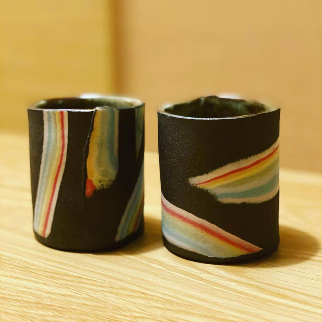Taku Takahashiのインスタグラム：「Linda Hsiao湯呑み  コーヒーよりお茶が好き (カフェラテも好きだけど)。  湯呑みをさがしてたんだけど、なかなか「欲しい！」ってのがなくて。いつか出会うだろうなぁくらいに思ってたある日、これを見つけた。家具屋でポップアップショップをやってて、一目惚れ。  私は古風なものにポップさが入るものに弱い。しかも、ひとつひとつ手作り。どれも違う形で塗り方も違う。お店の人に聞いたらKNOTWORK LAのLinda Hsiao さんという方の作品らしい。  ラッキーにも最後の２つをゲット。しかも２つともかわいい。大量に生産されてないから、日本で他にどんな人が買ったのかなぁって想像するだけでも楽しくなってくる。  コロナが終わったらロサンゼルスのこの人の工房に行ってみたいと思った。」