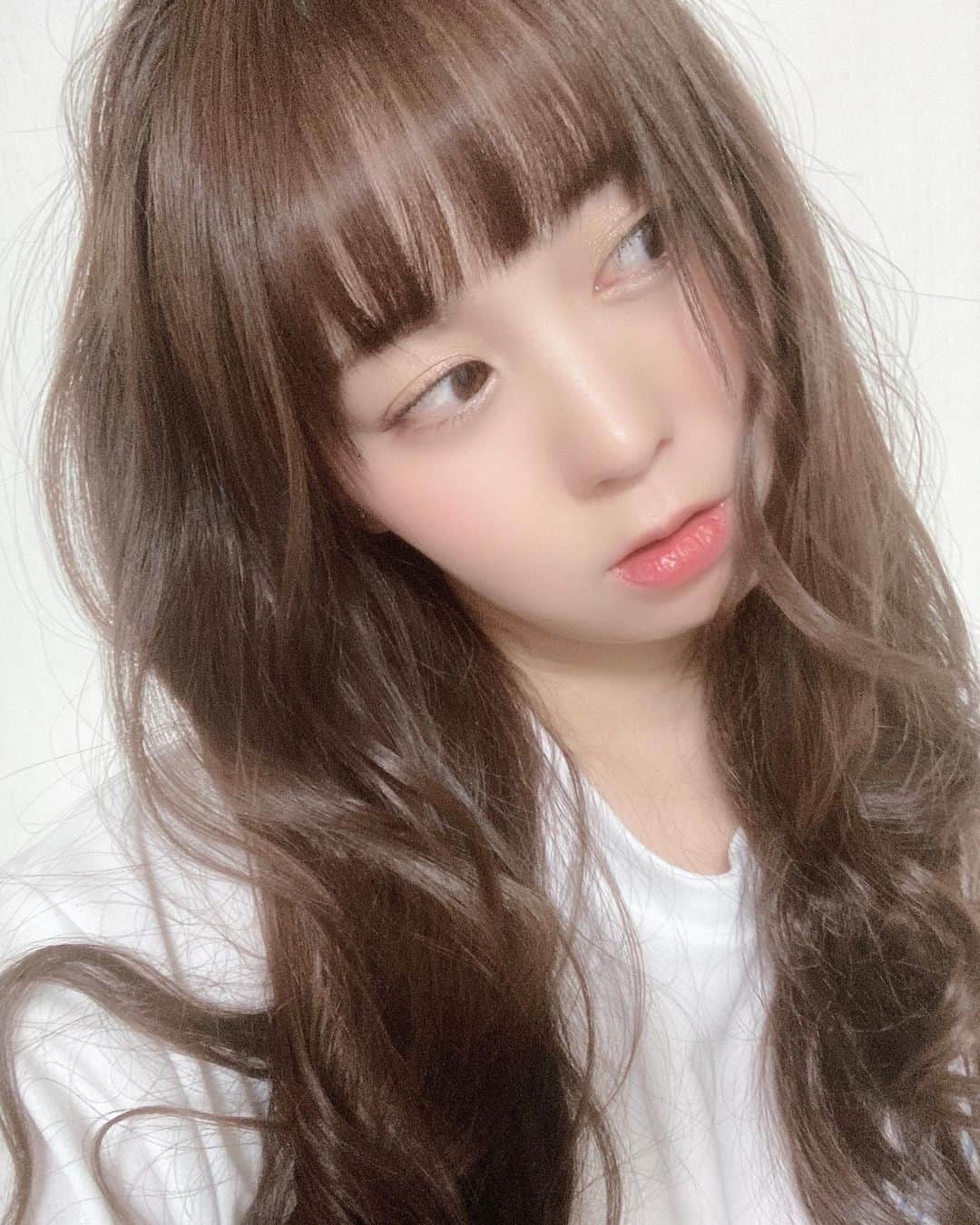 浦えりかさんのインスタグラム写真 - (浦えりかInstagram)「すっかりロングヘア。 久しぶりに髪の毛巻きました。 適当に巻いてからハーフアップにして、その毛先をハーフアップにしたゴムで小さめのお団子にして、その後更に残っている長めの毛先をもう一本ゴムを使って小さめお団子にかぶせるように大きめお団子にしただけの簡単ヘア。  髪の毛外した後ってふわふわで何気いい感じになりがち。  #ロングヘア #ロングヘアアレンジ #ヘアアレンジ #簡単ヘアアレンジ」10月7日 10時27分 - uraerika