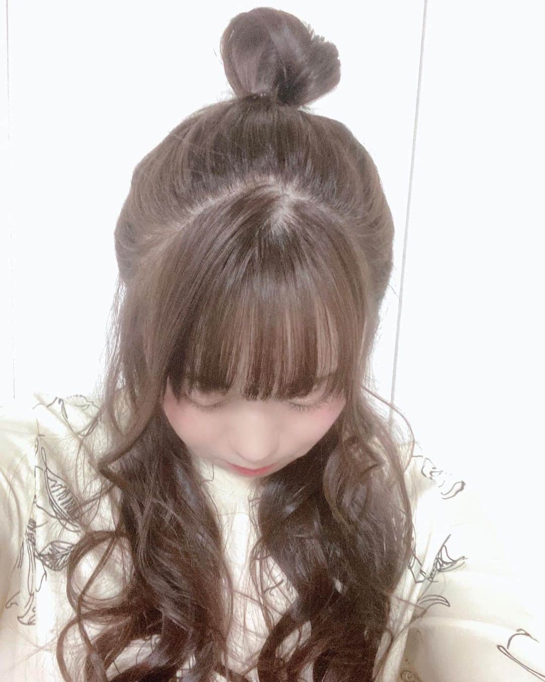 浦えりかさんのインスタグラム写真 - (浦えりかInstagram)「すっかりロングヘア。 久しぶりに髪の毛巻きました。 適当に巻いてからハーフアップにして、その毛先をハーフアップにしたゴムで小さめのお団子にして、その後更に残っている長めの毛先をもう一本ゴムを使って小さめお団子にかぶせるように大きめお団子にしただけの簡単ヘア。  髪の毛外した後ってふわふわで何気いい感じになりがち。  #ロングヘア #ロングヘアアレンジ #ヘアアレンジ #簡単ヘアアレンジ」10月7日 10時27分 - uraerika