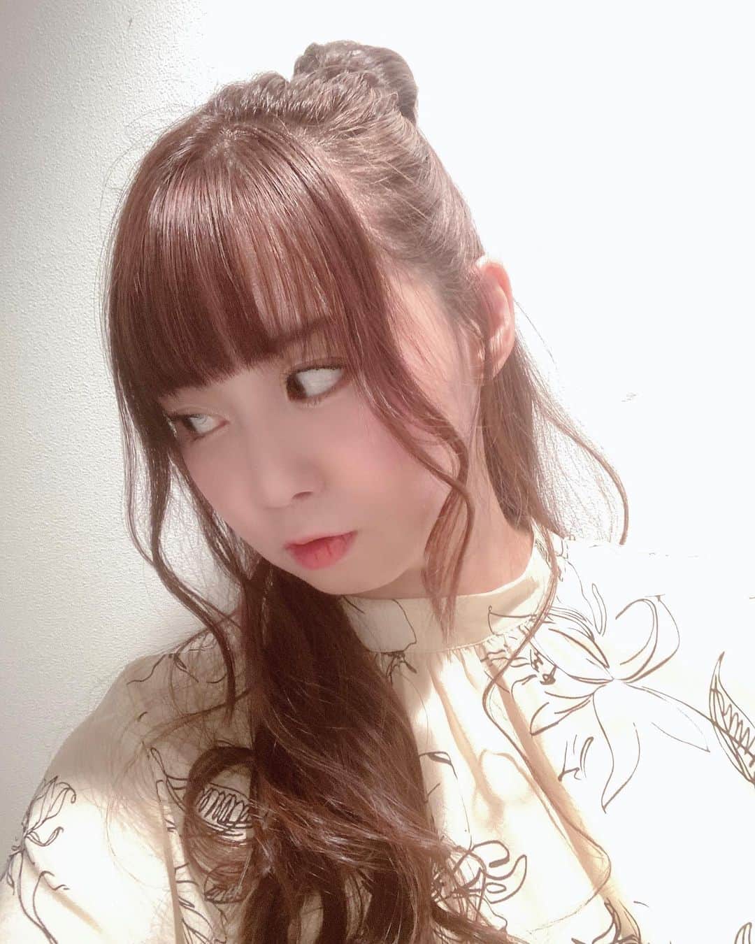 浦えりかさんのインスタグラム写真 - (浦えりかInstagram)「すっかりロングヘア。 久しぶりに髪の毛巻きました。 適当に巻いてからハーフアップにして、その毛先をハーフアップにしたゴムで小さめのお団子にして、その後更に残っている長めの毛先をもう一本ゴムを使って小さめお団子にかぶせるように大きめお団子にしただけの簡単ヘア。  髪の毛外した後ってふわふわで何気いい感じになりがち。  #ロングヘア #ロングヘアアレンジ #ヘアアレンジ #簡単ヘアアレンジ」10月7日 10時27分 - uraerika